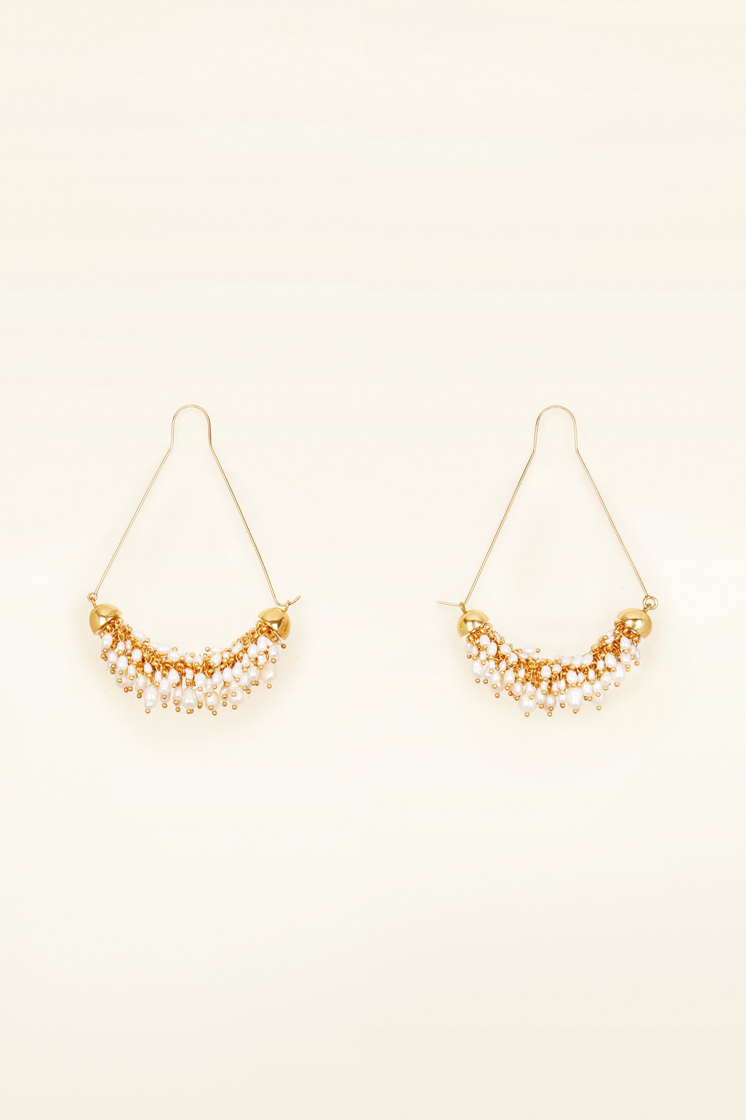 Patou - Orecchini in ottone dorato e perle - Gold - Una cascata di perle!Orecchini a mezzaluna in ottone placcato oro 9 carati e perle di fiume.