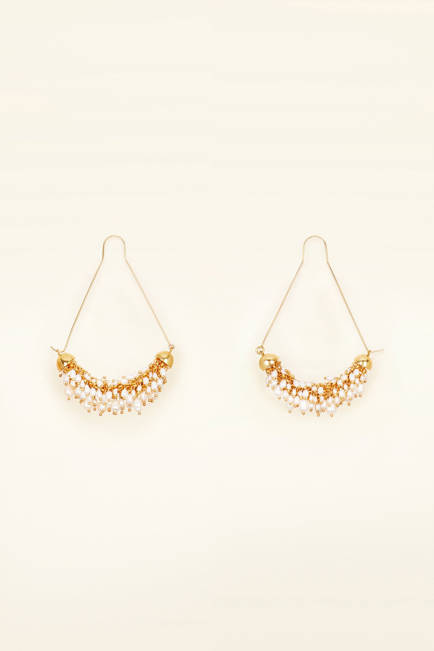 Patou - Orecchini in ottone dorato e perle - Gold - Una cascata di perle!Orecchini a mezzaluna in ottone placcato oro 9 carati e perle di fiume.