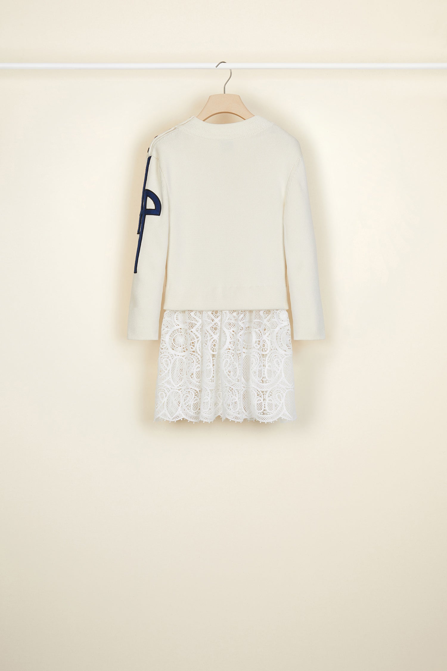 Patou - Maglia in stile bretone con guipure - Cream - Lettera d'amore alla Bretagna.Maglia in stile bretone in cotone color panna. Bottoni sulla spalla, logo ricamato sulla manica sinistra. Bordo in guipure bianca attaccato all'orlo.