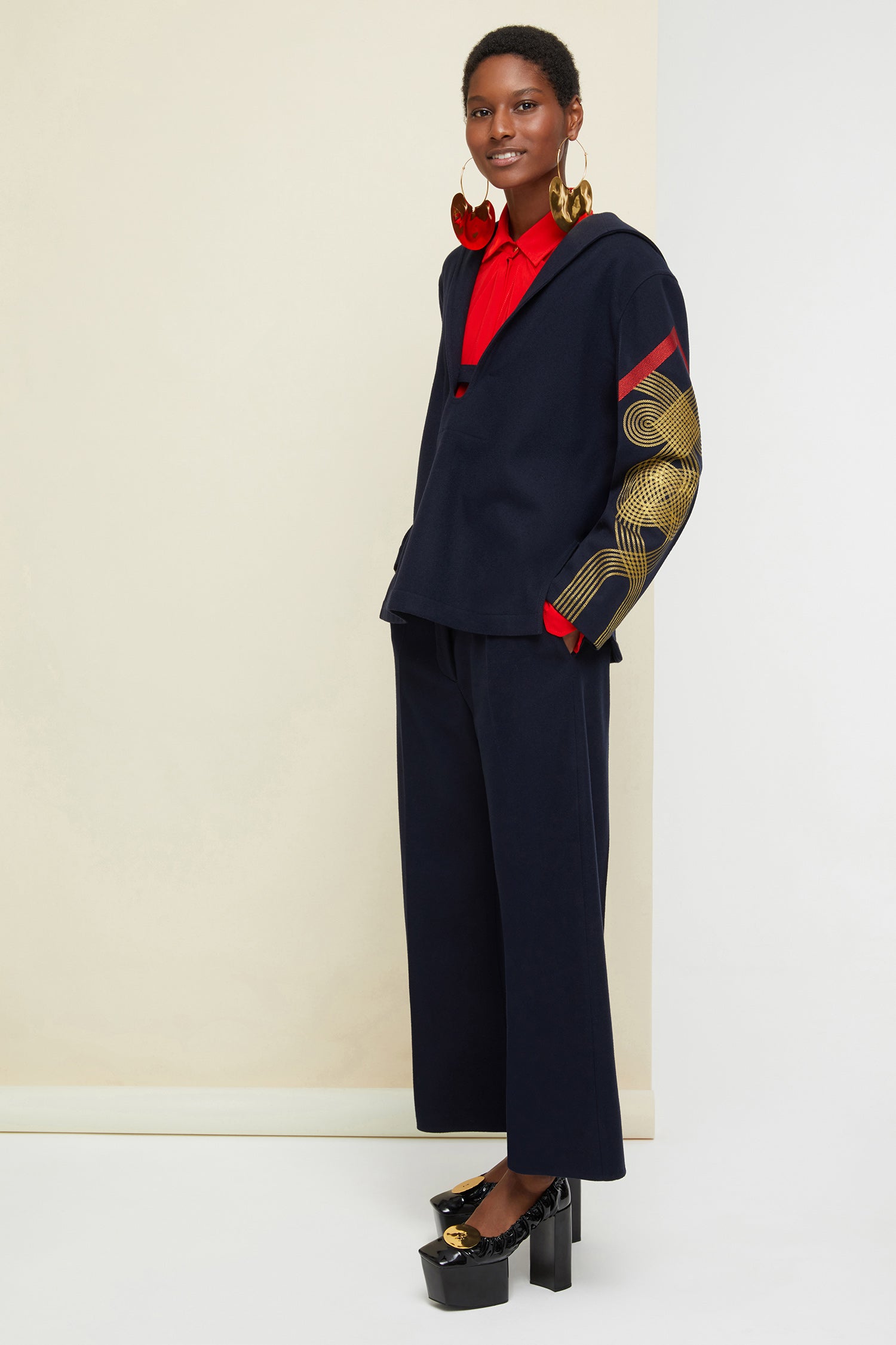 Patou - Tunica ricamata in lana e cachemire - Navy - I ricami in versione nautica.Tunica in lana e cachemire blu scuro. Collo marinaio con apertura profonda a V e linguetta abbottonata ; risvolto sul retro. Silhouette svasata con aperture laterali. Ricami rosso e oro sulle maniche.