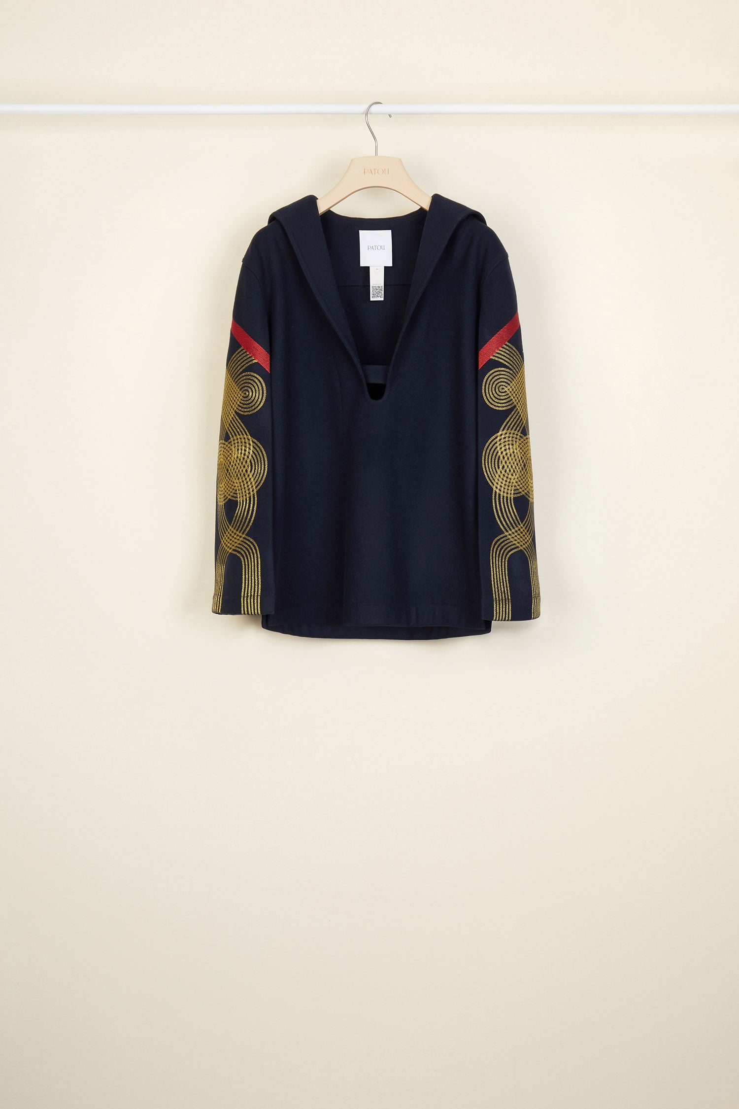 Patou - Tunica ricamata in lana e cachemire - Navy - I ricami in versione nautica.Tunica in lana e cachemire blu scuro. Collo marinaio con apertura profonda a V e linguetta abbottonata ; risvolto sul retro. Silhouette svasata con aperture laterali. Ricami rosso e oro sulle maniche.