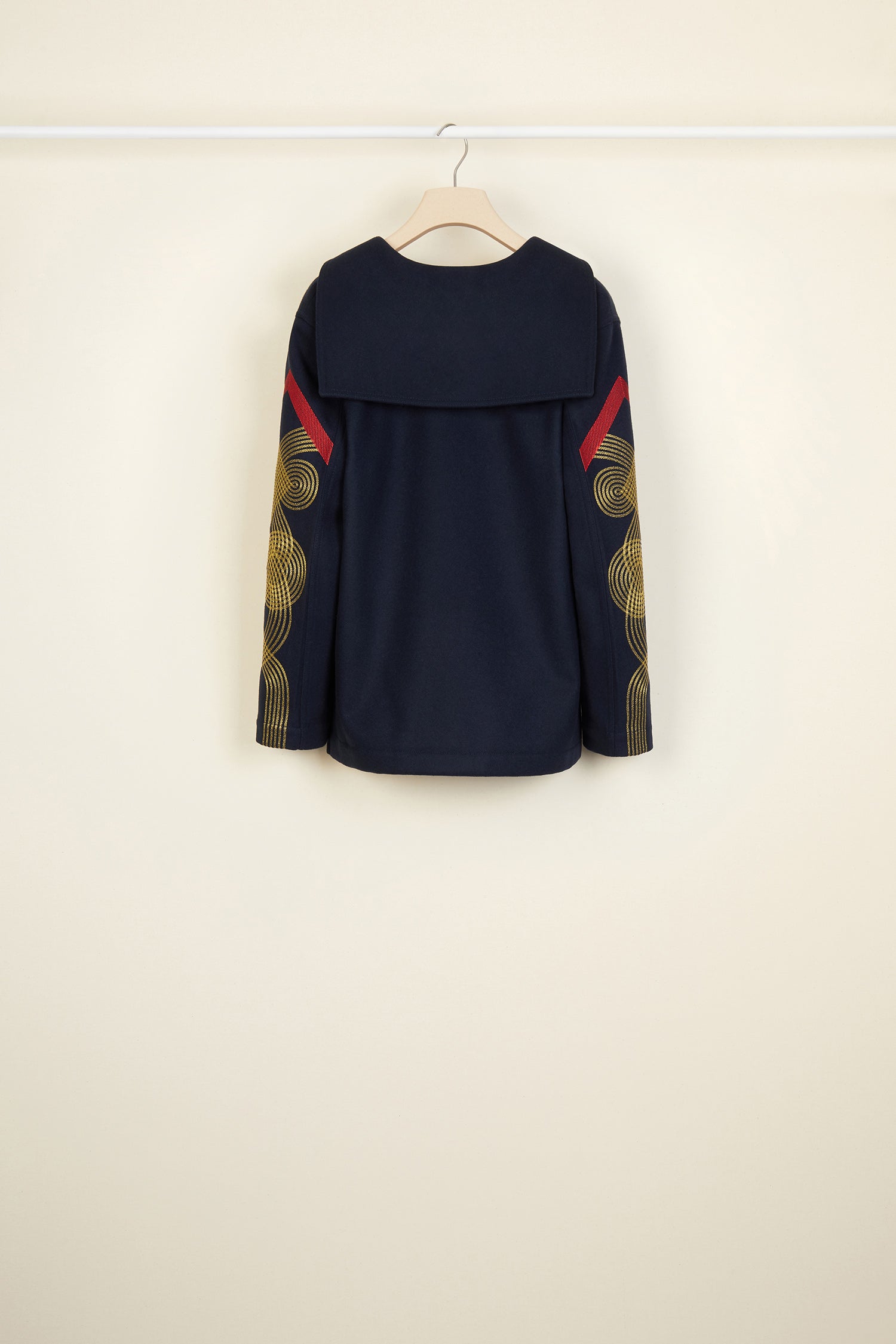 Patou - Tunica ricamata in lana e cachemire - Navy - I ricami in versione nautica.Tunica in lana e cachemire blu scuro. Collo marinaio con apertura profonda a V e linguetta abbottonata ; risvolto sul retro. Silhouette svasata con aperture laterali. Ricami rosso e oro sulle maniche.