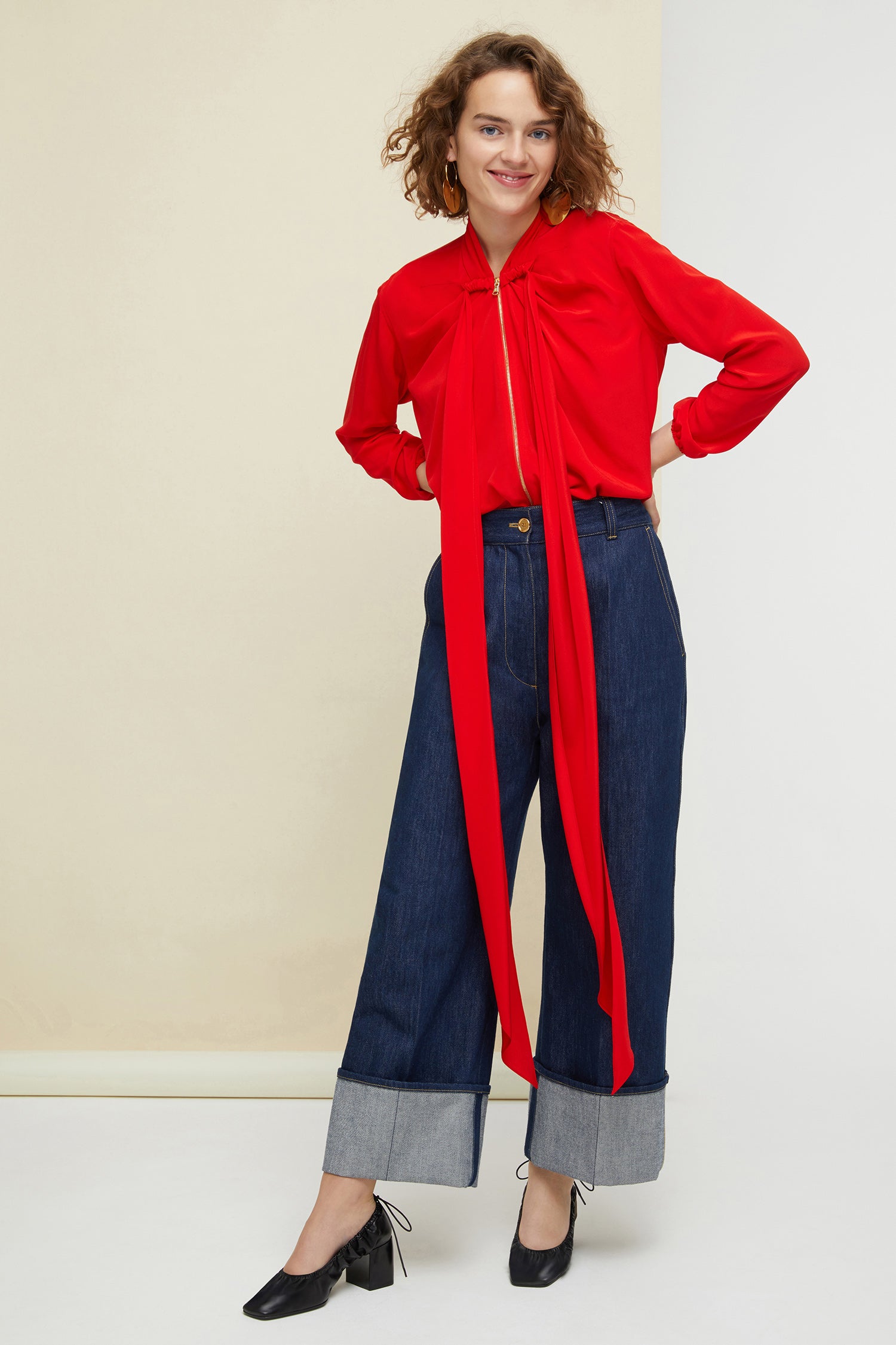 Patou - Blouson en soie à lavallière - Poppy - La lavallière au quotidien.Blouson en soie rouge coquelicot. Col lavallière avec détails de fronces. Glissière dorée à l'avant. Couture signature arrondie à l'arrière. Poignets et ourlet élastiques.