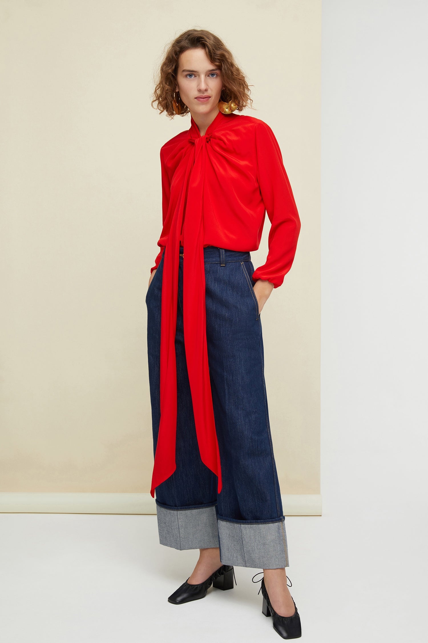 Patou - Blouson en soie à lavallière - Poppy - La lavallière au quotidien.Blouson en soie rouge coquelicot. Col lavallière avec détails de fronces. Glissière dorée à l'avant. Couture signature arrondie à l'arrière. Poignets et ourlet élastiques.