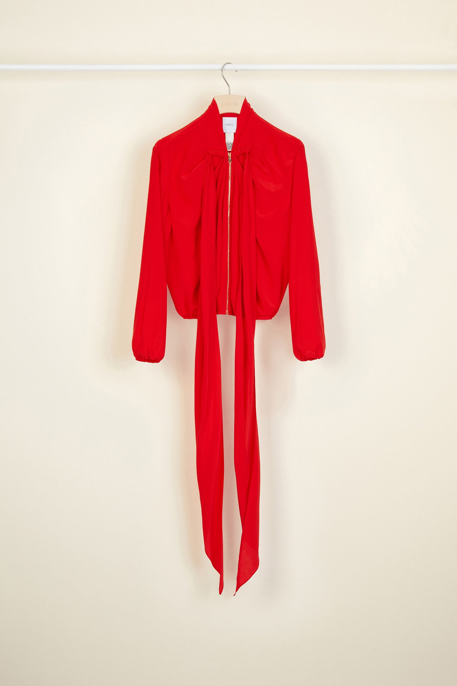 Patou - Blouson en soie à lavallière - Poppy - La lavallière au quotidien.Blouson en soie rouge coquelicot. Col lavallière avec détails de fronces. Glissière dorée à l'avant. Couture signature arrondie à l'arrière. Poignets et ourlet élastiques.
