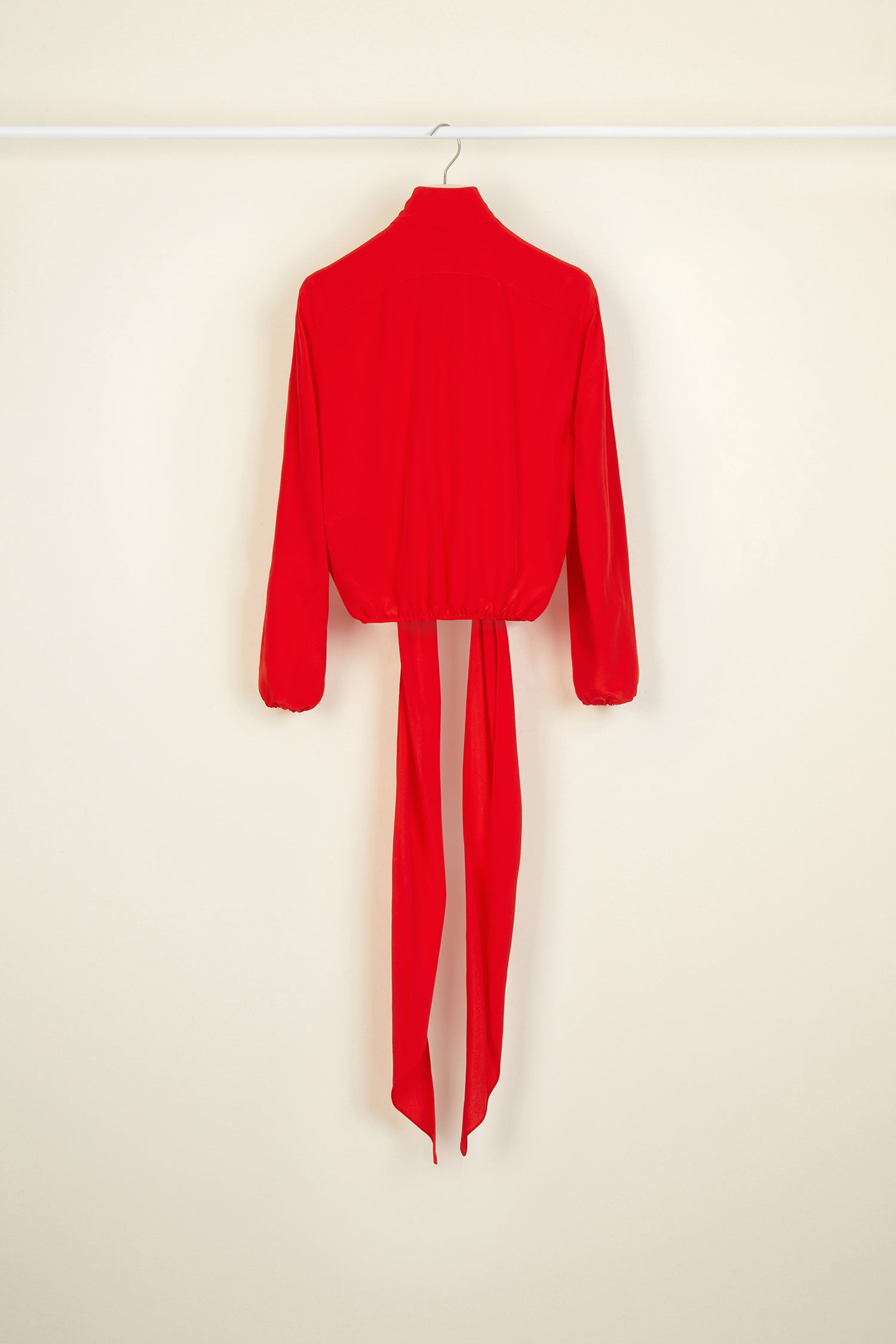 Patou - Blouson en soie à lavallière - Poppy - La lavallière au quotidien.Blouson en soie rouge coquelicot. Col lavallière avec détails de fronces. Glissière dorée à l'avant. Couture signature arrondie à l'arrière. Poignets et ourlet élastiques.