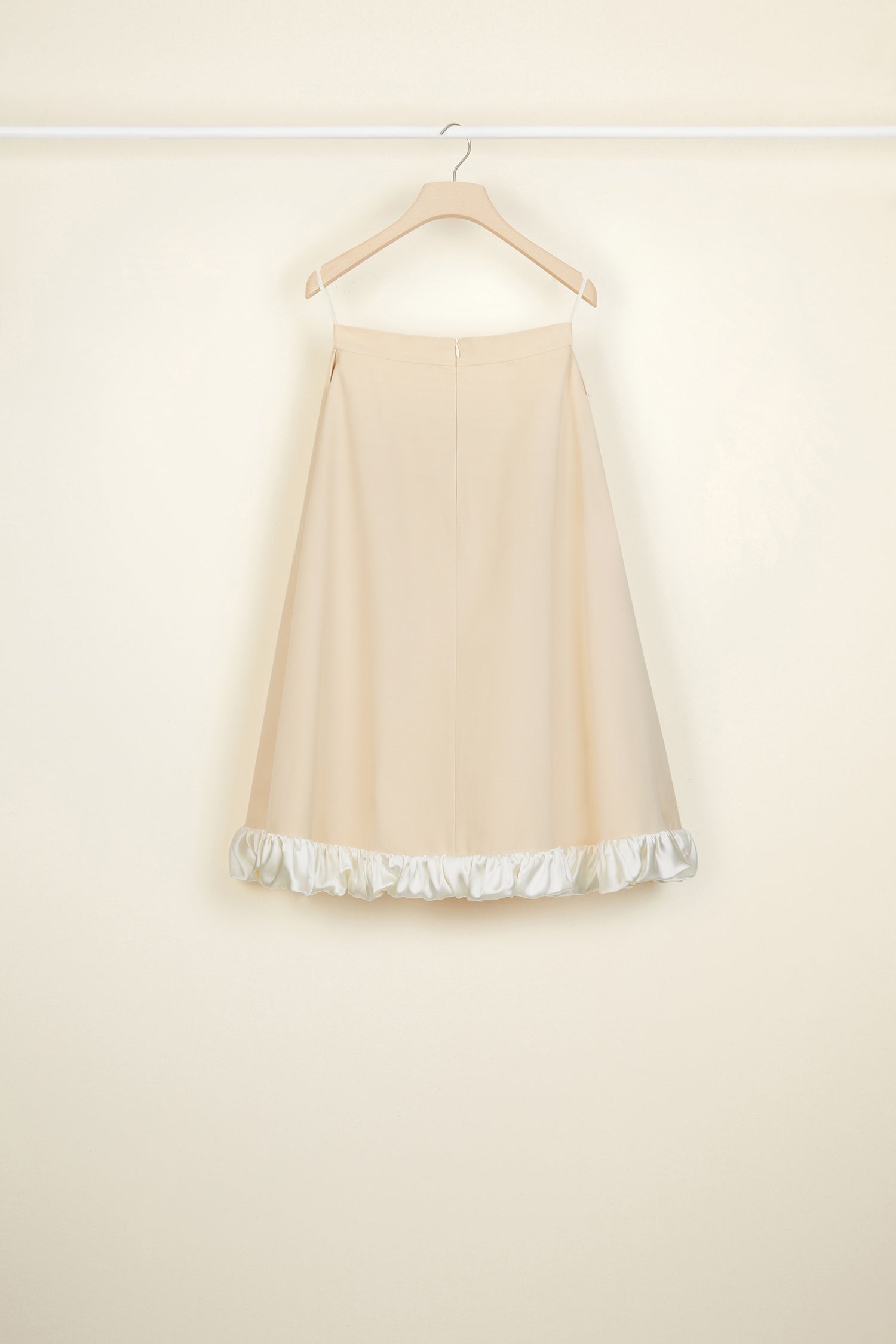 Patou - Cotton safari skirt - Vanilla - The summer skirt goes on an adventure.Vanilla Panama cotton midi skirt. A-line silhouette designed to sit slightly lower on the waist. Two side pockets with JP logo-engraved gold buttons. Zip fastening at the back. Ruffled bubble hem in contrasting satin.