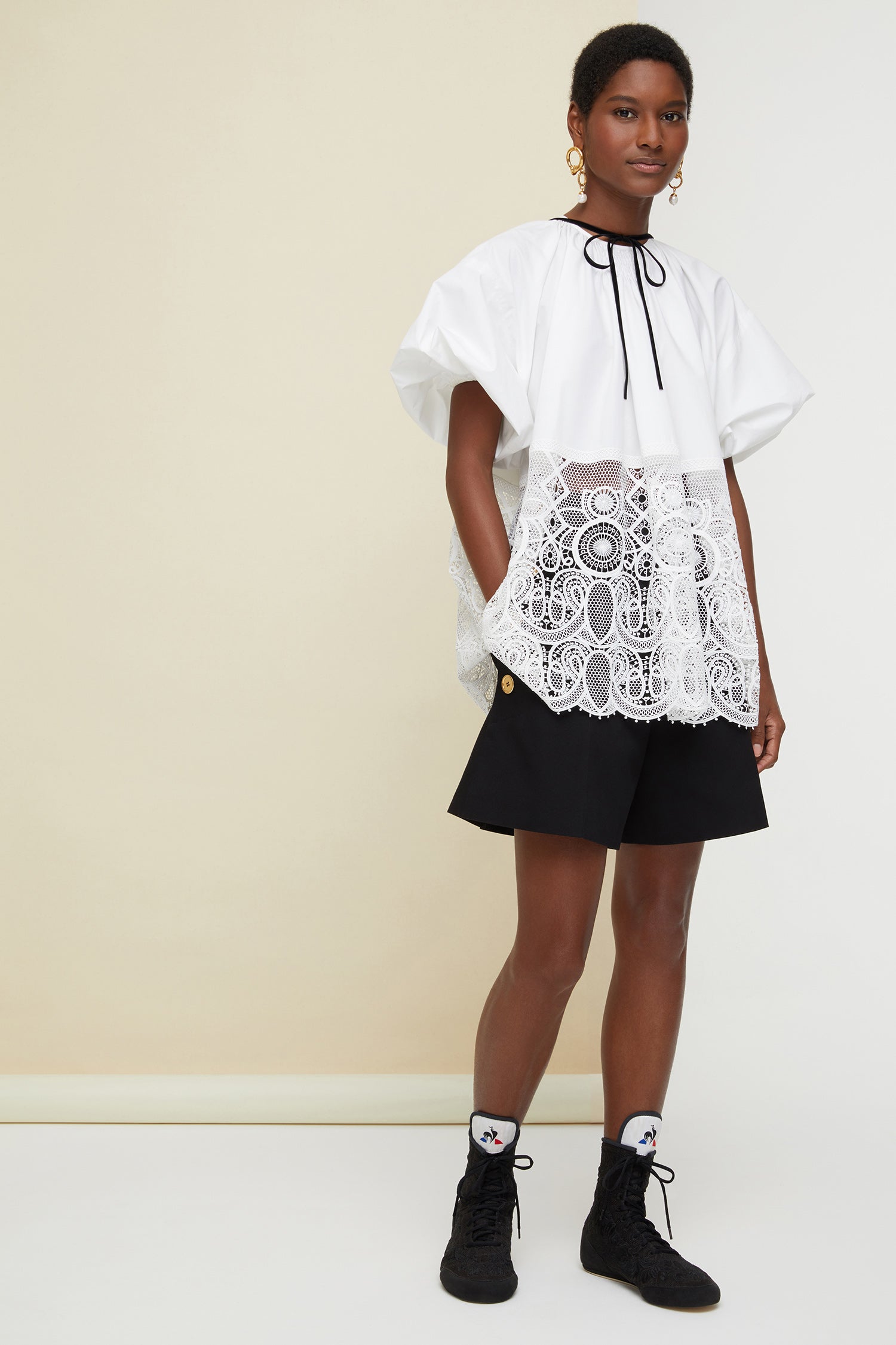 Patou - Top Comunione in cotone e guipure - White - Quando guipure fa rima con allure.Top in popeline bianca e guipure. Vestibilità oversize. Collo tondo con dettagli a nido d'ape e chiusura con lacci sul retro. Maniche a palloncino con polsini elastici.