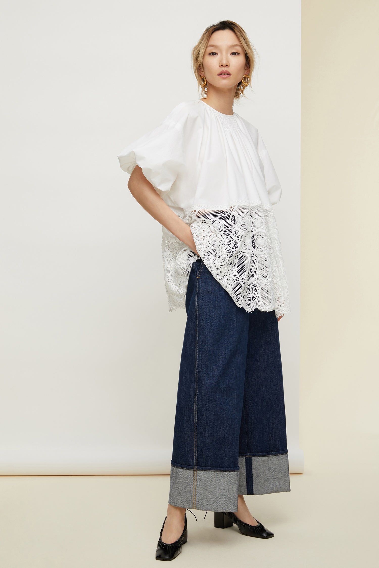 Patou - Top Comunione in cotone e guipure - White - Quando guipure fa rima con allure.Top in popeline bianca e guipure. Vestibilità oversize. Collo tondo con dettagli a nido d'ape e chiusura con lacci sul retro. Maniche a palloncino con polsini elastici.
