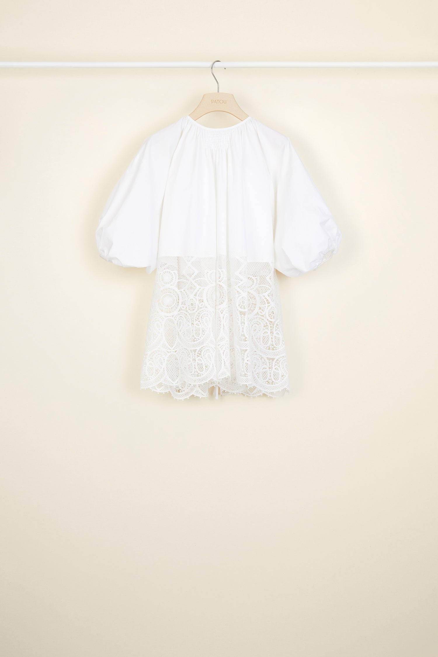 Patou - Top Comunione in cotone e guipure - White - Quando guipure fa rima con allure.Top in popeline bianca e guipure. Vestibilità oversize. Collo tondo con dettagli a nido d'ape e chiusura con lacci sul retro. Maniche a palloncino con polsini elastici.