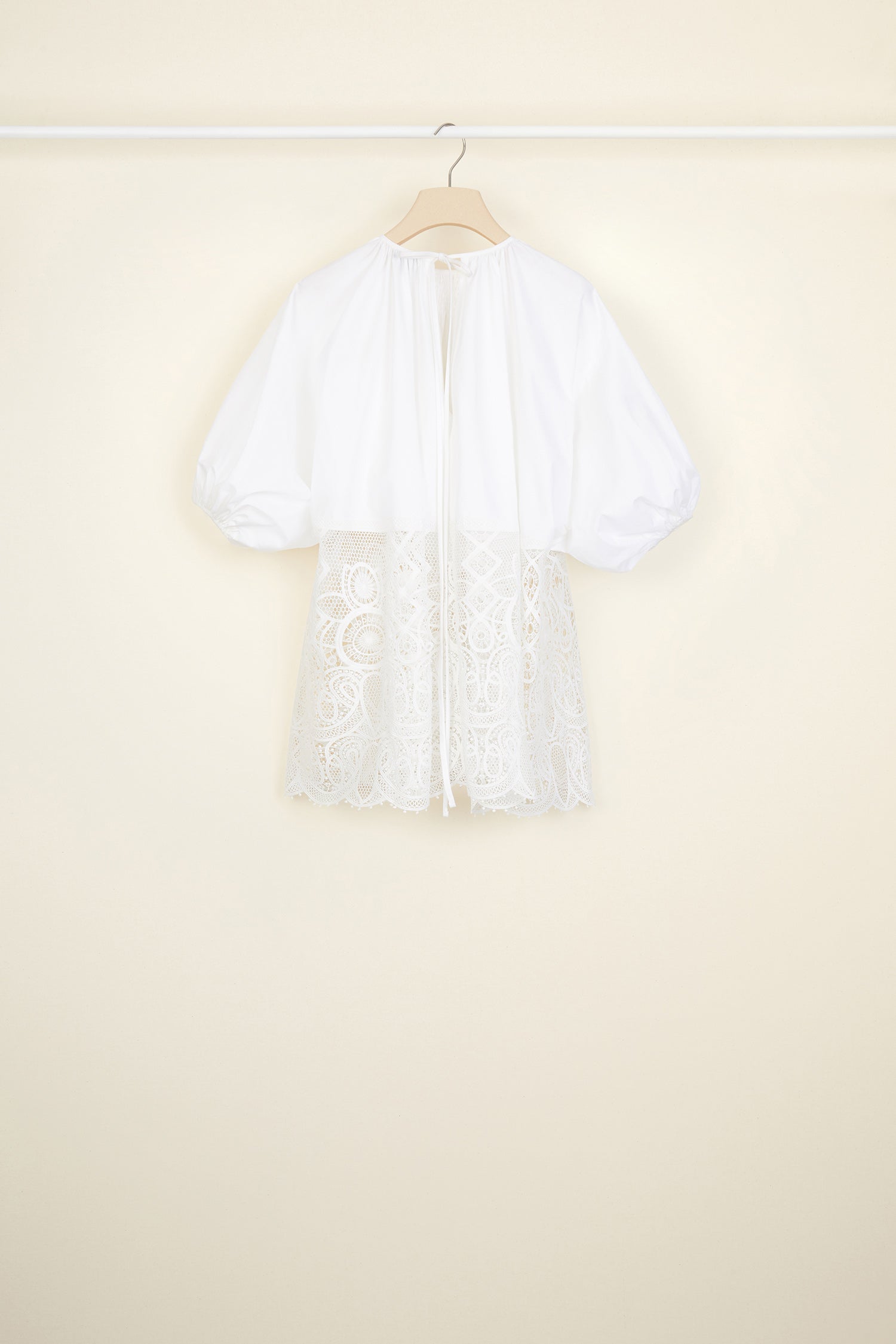 Patou - Top Comunione in cotone e guipure - White - Quando guipure fa rima con allure.Top in popeline bianca e guipure. Vestibilità oversize. Collo tondo con dettagli a nido d'ape e chiusura con lacci sul retro. Maniche a palloncino con polsini elastici.