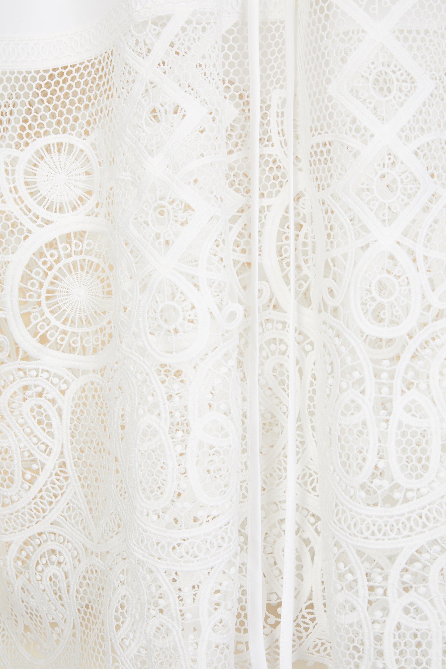 Patou - Top Comunione in cotone e guipure - White - Quando guipure fa rima con allure.Top in popeline bianca e guipure. Vestibilità oversize. Collo tondo con dettagli a nido d'ape e chiusura con lacci sul retro. Maniche a palloncino con polsini elastici.