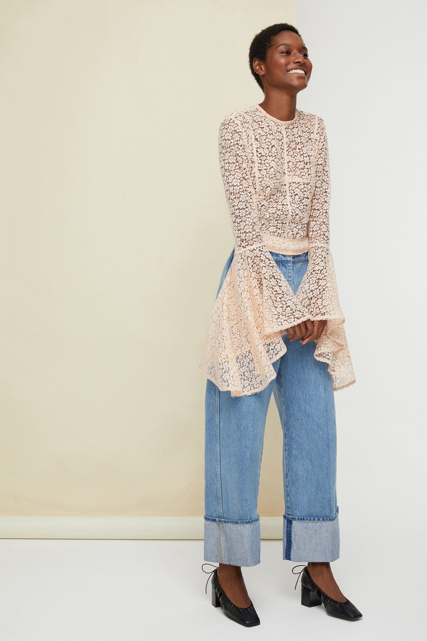 Patou - フルートスリーブ レース トップ - Peach Blossom - 袖に施した究極のトリック! ピーチブロッサムのレース トップ。クロップドスタイル、パトゥのアーカイブからヒントを得た大きめのフルートスリーブ。左肩にボタン留め、背中にセルフタイ マーチンゲール。