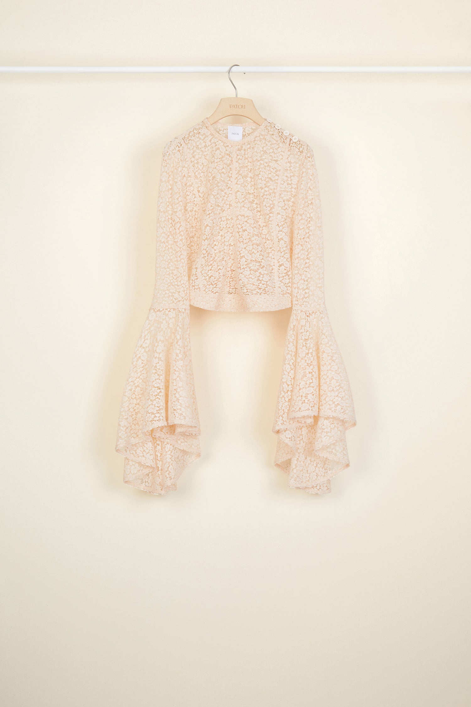 Patou - フルートスリーブ レース トップ - Peach Blossom - 袖に施した究極のトリック! ピーチブロッサムのレース トップ。クロップドスタイル、パトゥのアーカイブからヒントを得た大きめのフルートスリーブ。左肩にボタン留め、背中にセルフタイ マーチンゲール。