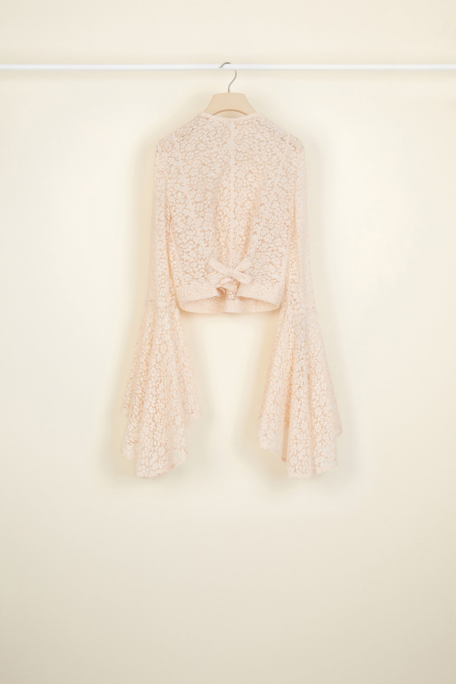 Patou - フルートスリーブ レース トップ - Peach Blossom - 袖に施した究極のトリック! ピーチブロッサムのレース トップ。クロップドスタイル、パトゥのアーカイブからヒントを得た大きめのフルートスリーブ。左肩にボタン留め、背中にセルフタイ マーチンゲール。
