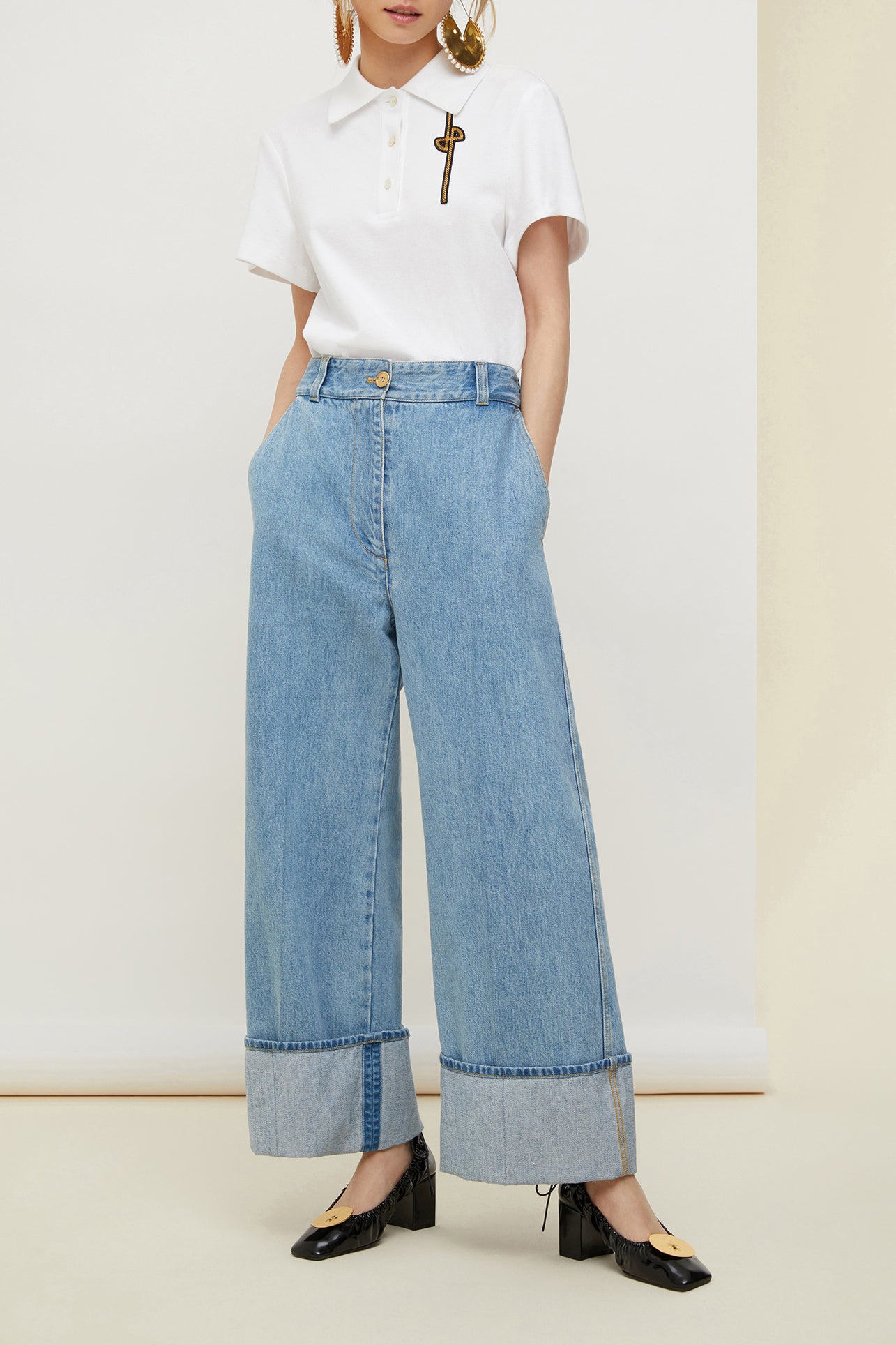 Patou - ターンアップ オーガニック デニムパンツ - Blueberry - ゴールドのボタンと大胆なカフ:パトゥのデニム。 ストレートレッグのライトウォッシュデニム パンツ。全体にコントラストカラーのステッチ入り、エングレーヴィングを施したゴールドカラーのボタン、フロントにファスナー。ベルトループ、サイドポケット2個。後ろにシグネチャーのダーツ。