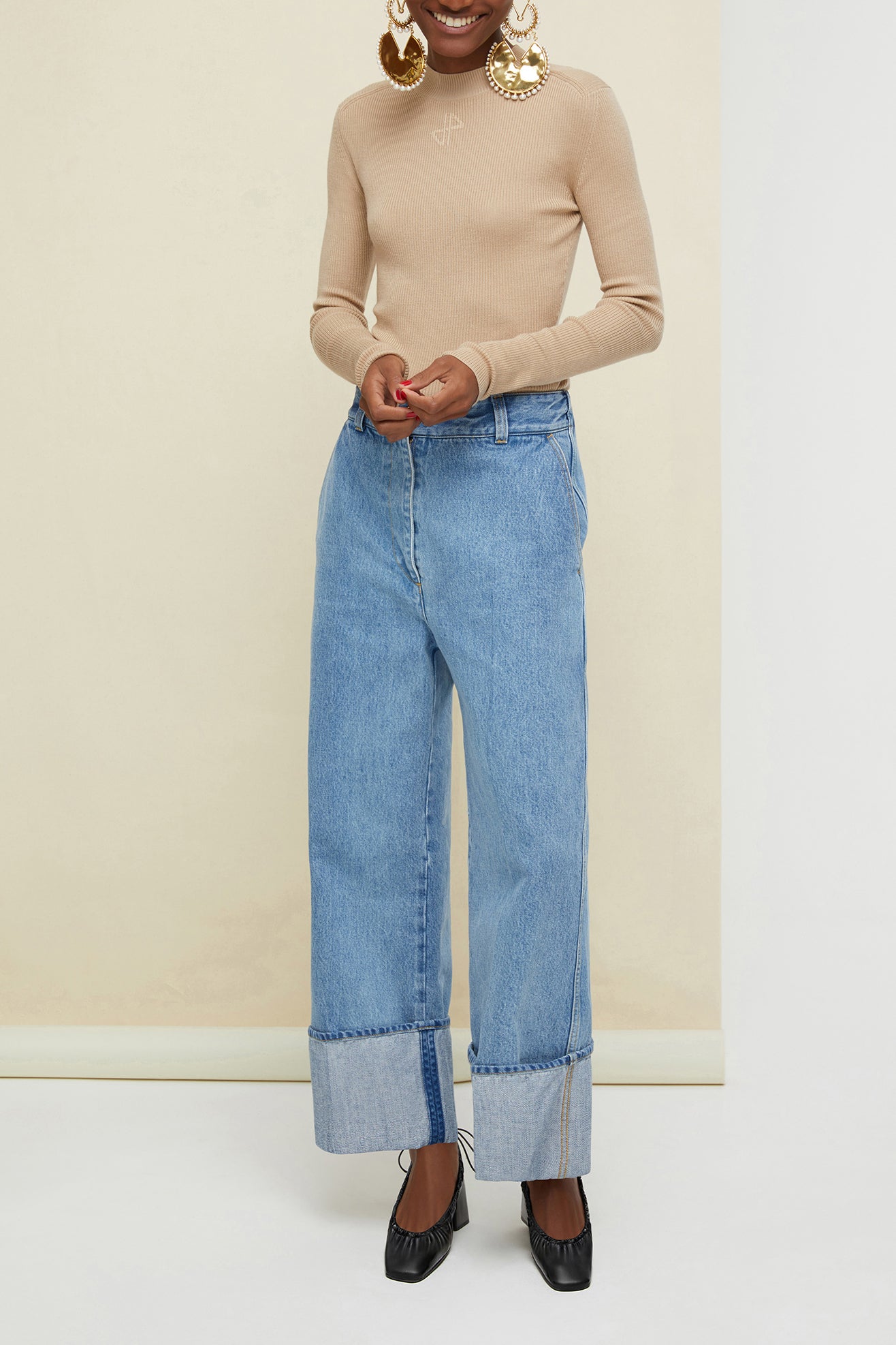 Patou - Pantalone in denim bio con risvolto - Blueberry - Oro e risvolto reinventano il denim.Pantalone in denim chiaro a gamba dritta con maxi risvolto. Cuciture a contrasto. Chiusura con bottone oro inciso JP e cerniera davanti. Passanti sul fronte, pince sul retro. Tasche laterali.