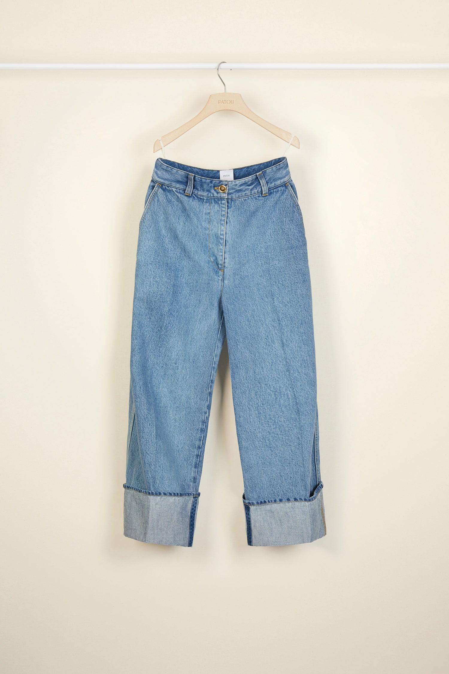 Patou - ターンアップ オーガニック デニムパンツ - Blueberry - ゴールドのボタンと大胆なカフ:パトゥのデニム。 ストレートレッグのライトウォッシュデニム パンツ。全体にコントラストカラーのステッチ入り、エングレーヴィングを施したゴールドカラーのボタン、フロントにファスナー。ベルトループ、サイドポケット2個。後ろにシグネチャーのダーツ。
