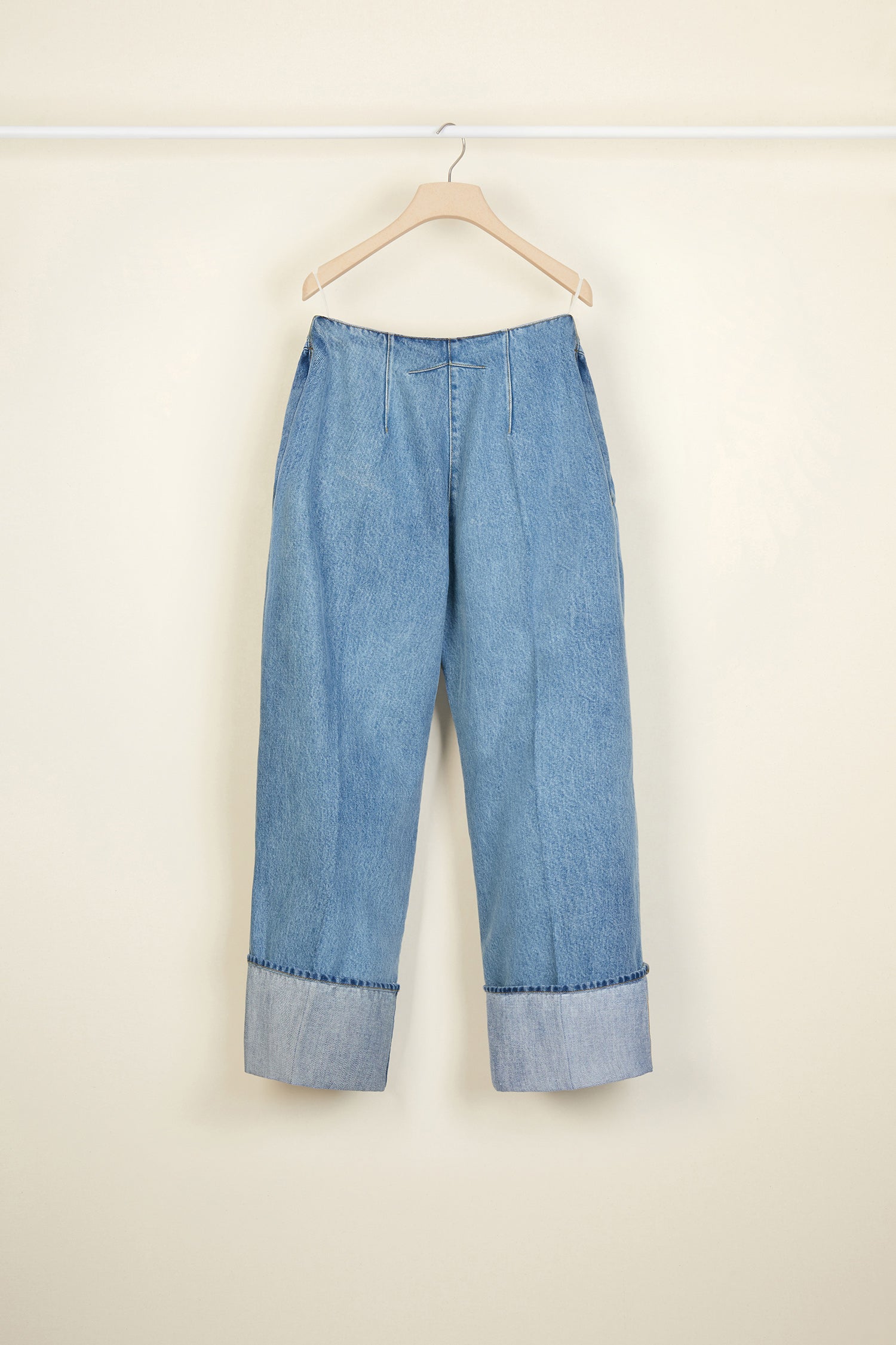 Patou - ターンアップ オーガニック デニムパンツ - Blueberry - ゴールドのボタンと大胆なカフ:パトゥのデニム。 ストレートレッグのライトウォッシュデニム パンツ。全体にコントラストカラーのステッチ入り、エングレーヴィングを施したゴールドカラーのボタン、フロントにファスナー。ベルトループ、サイドポケット2個。後ろにシグネチャーのダーツ。