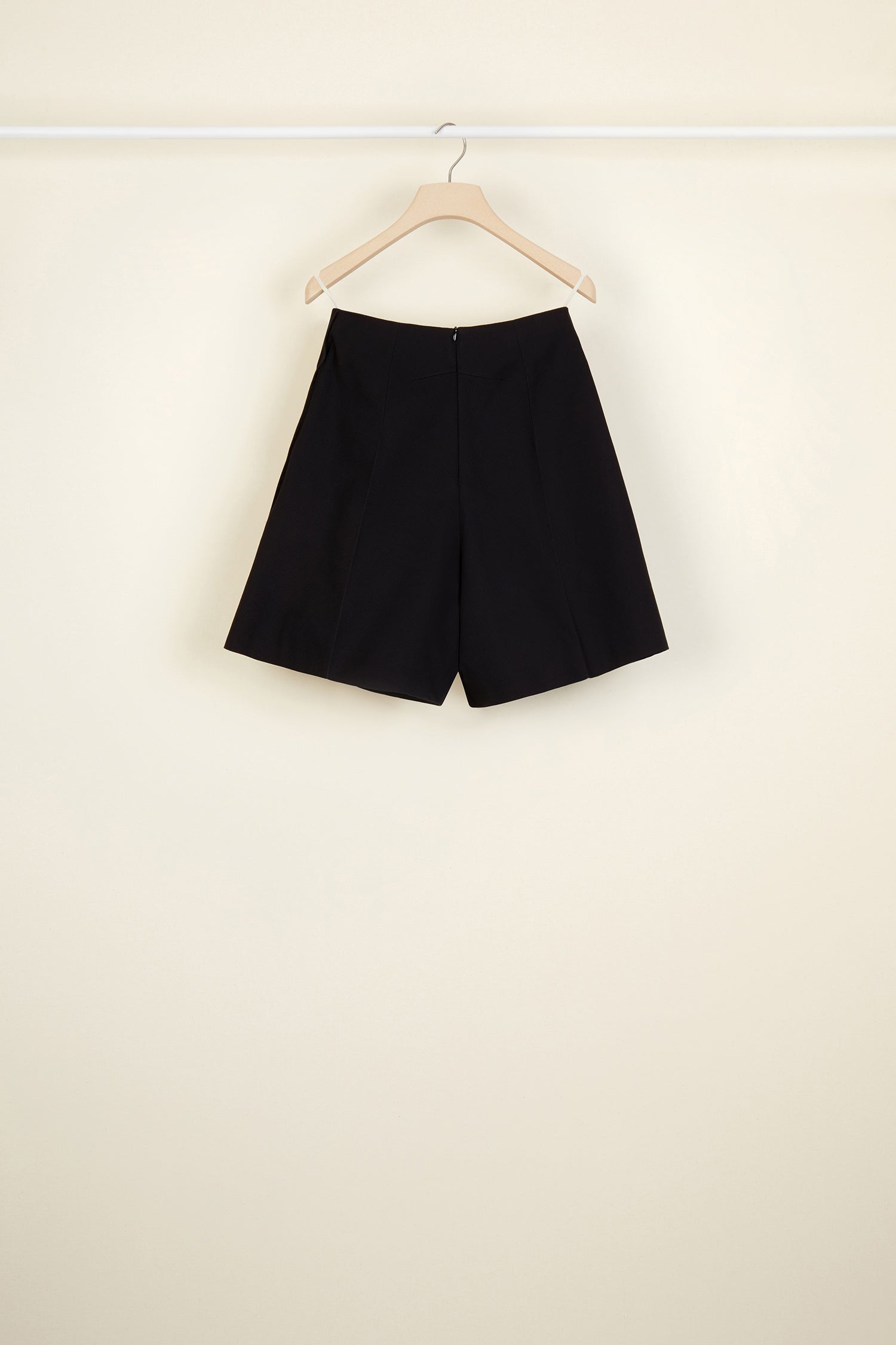 Patou - Short en coton à taille haute - Black - L'élégance sans raccourcis. Short en Panama de coton noir. Modèle taille haute avec deux rangées de boutons dorés gravés JP. Grandes poches latérales. Glissière dissimulée au dos. Doublé.
