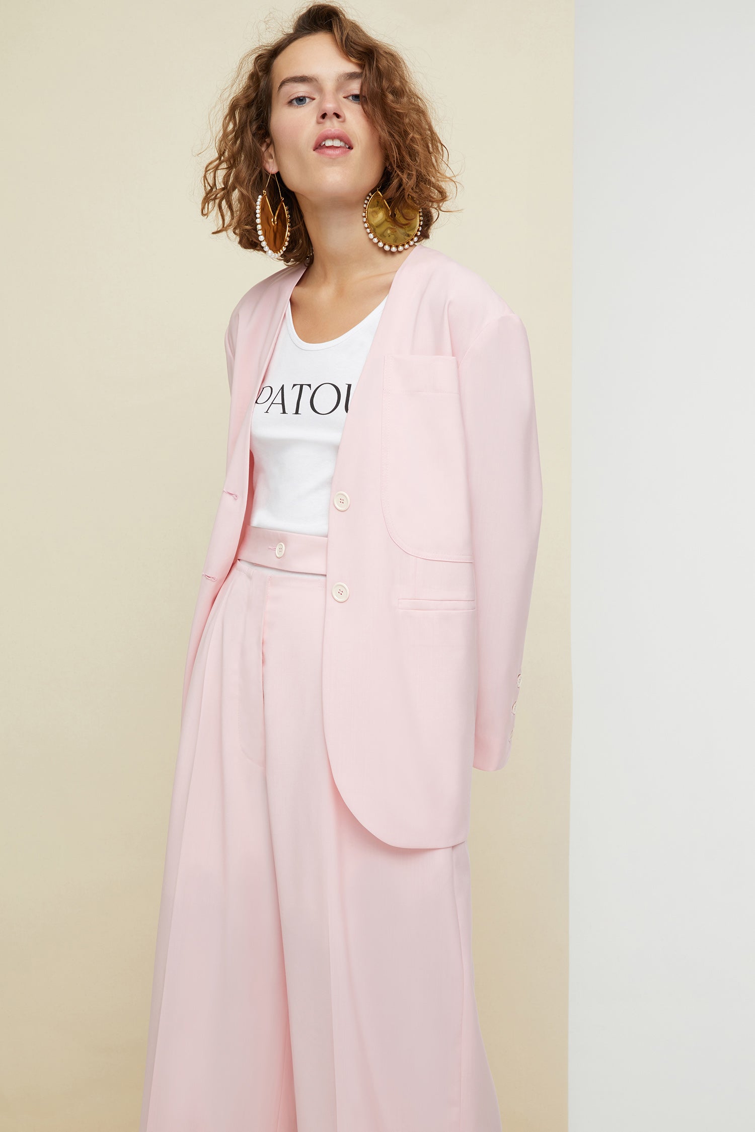 Patou - Pantalone fluido in lana estiva - Peony - Sartorialità estiva.Pantalone in lana rosa peonia. Vestibilità morbida e fluida. Vita alta con cintura parzialmente staccata. Bottone oro inciso JP. Pince sul fronte, tasche ai lati.