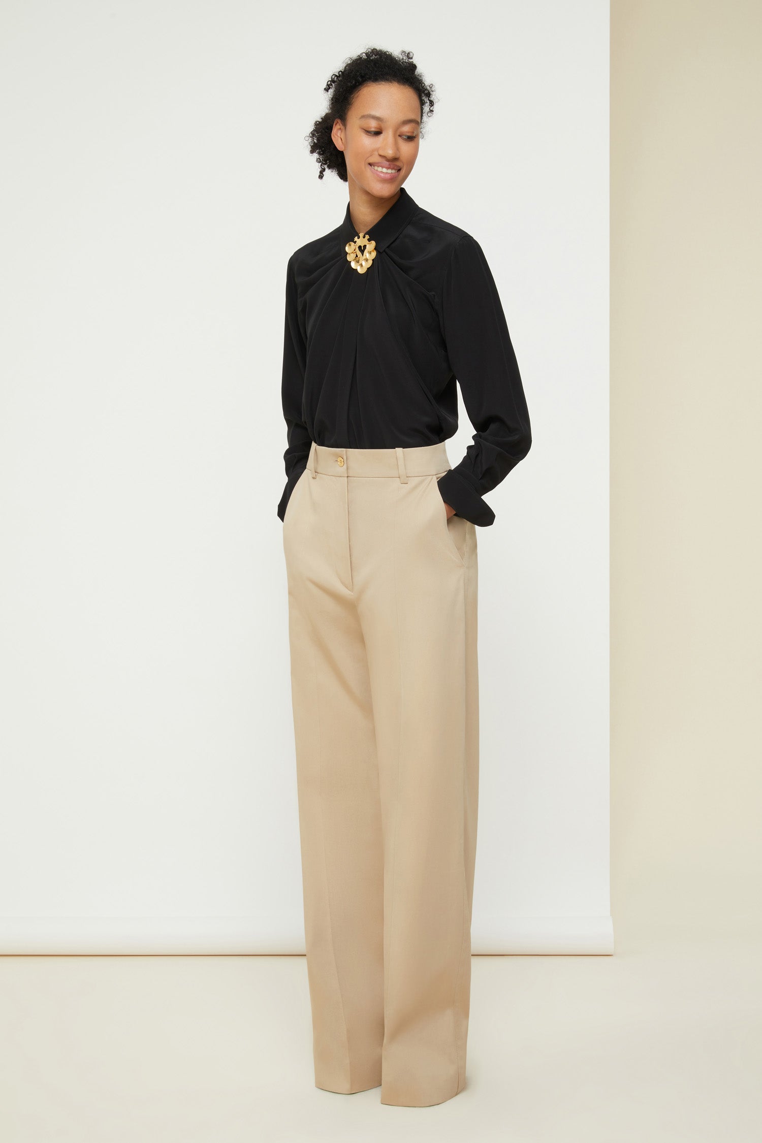 Patou - Iconic draped silk blouse - Black - A masterclass in draping.Black silk crepe blouse. Longline draped silhouette with shirring at the neckline. Engraved gold-coloured buttons at the collar and cuffs ; concealed button fastening. Signature curved seam at the back.