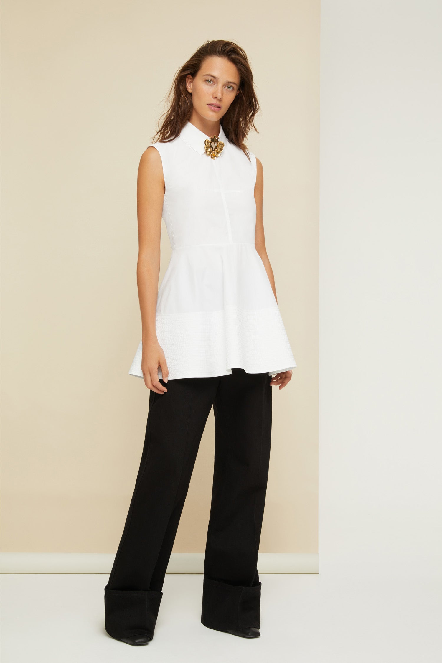 Patou - Ärmelloses Schößchen-Top aus Baumwolle - White - Ein abnehmbarer Kragen? Das ist Patou und bedeutet „spielerisches Design“. Top aus weißer Bio-Baumwoll-Popeline. Ärmelloser Stil mit Schößchen-Form. Abnehmbarer Kragen im Hemdenstil. Reißverschluss hinten. Taillensäumung für eine körpernahe Form. Steppnähte am Saum.