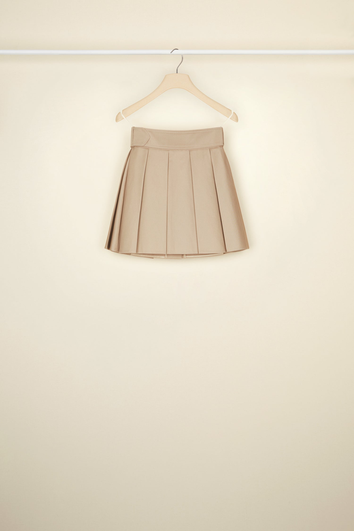 Patou - Belted pleated mini skirt in organic cotton - Parchment - Set, game and a perfect style match!Parchment beige organic cotton skirt. Short length. Adjustable belt at the waist with fabric-covered buckle. Belt loops. Wide pleats. Button fastening at the front.