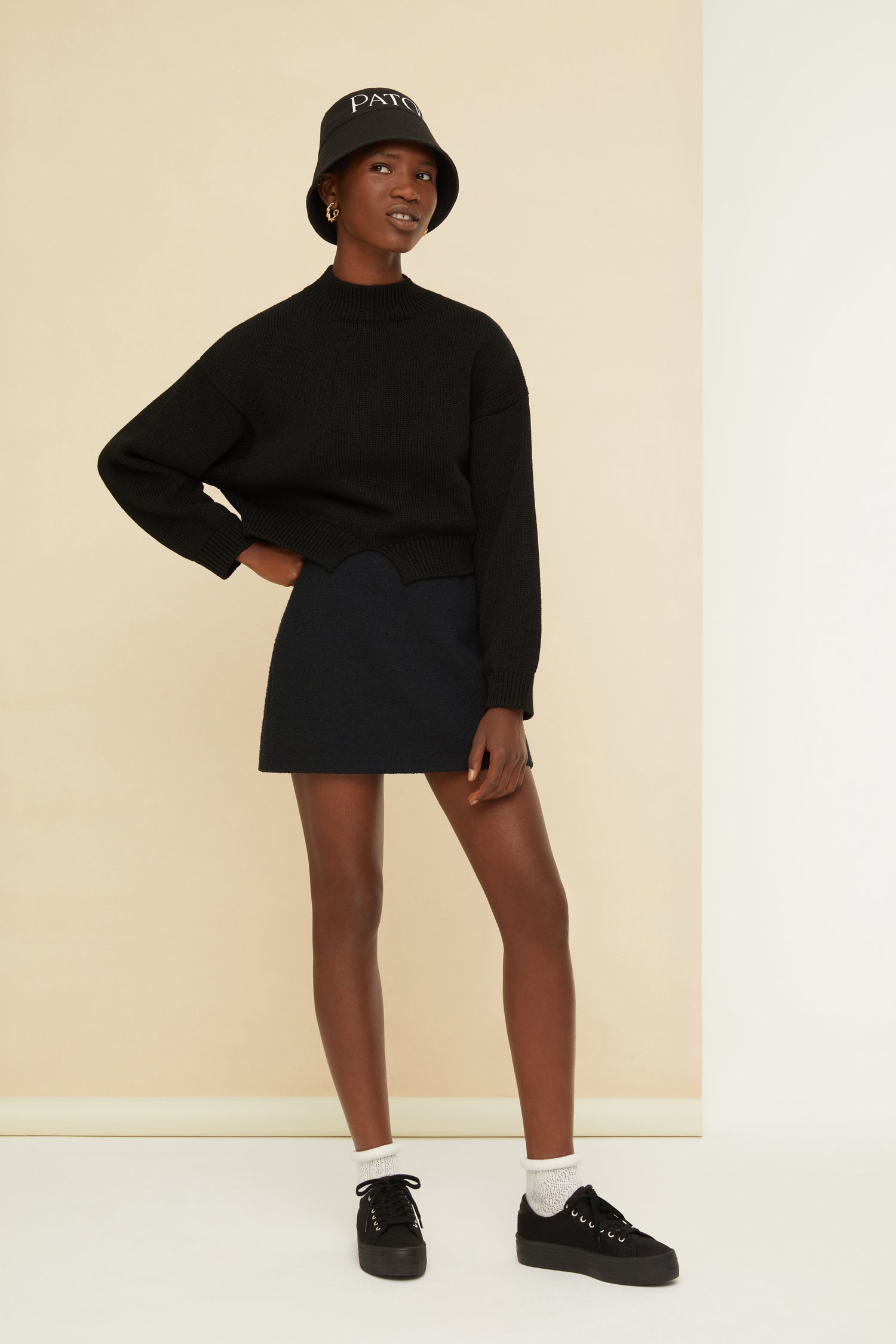 Patou - Mini jupe iconique en coton bouclé - Black - Le bouclé se décline en version été. Jupe en coton bouclé noir. Modèle court. Silhouette évasée. Pinces à l’avant et au dos. Fermeture par zip au dos.