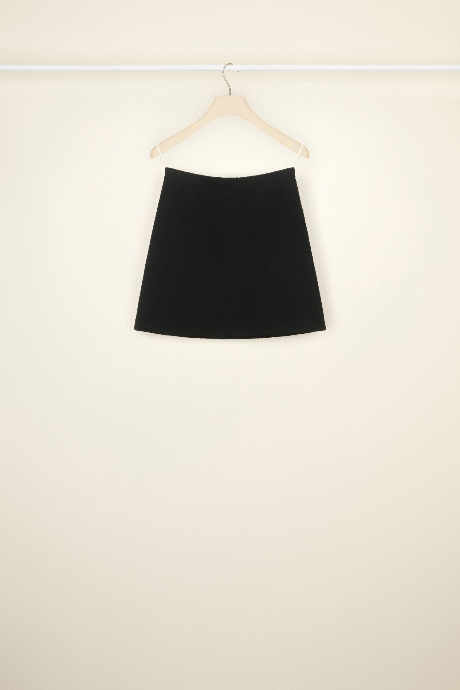 Patou - Mini jupe iconique en coton bouclé - Black - Le bouclé se décline en version été. Jupe en coton bouclé noir. Modèle court. Silhouette évasée. Pinces à l’avant et au dos. Fermeture par zip au dos.