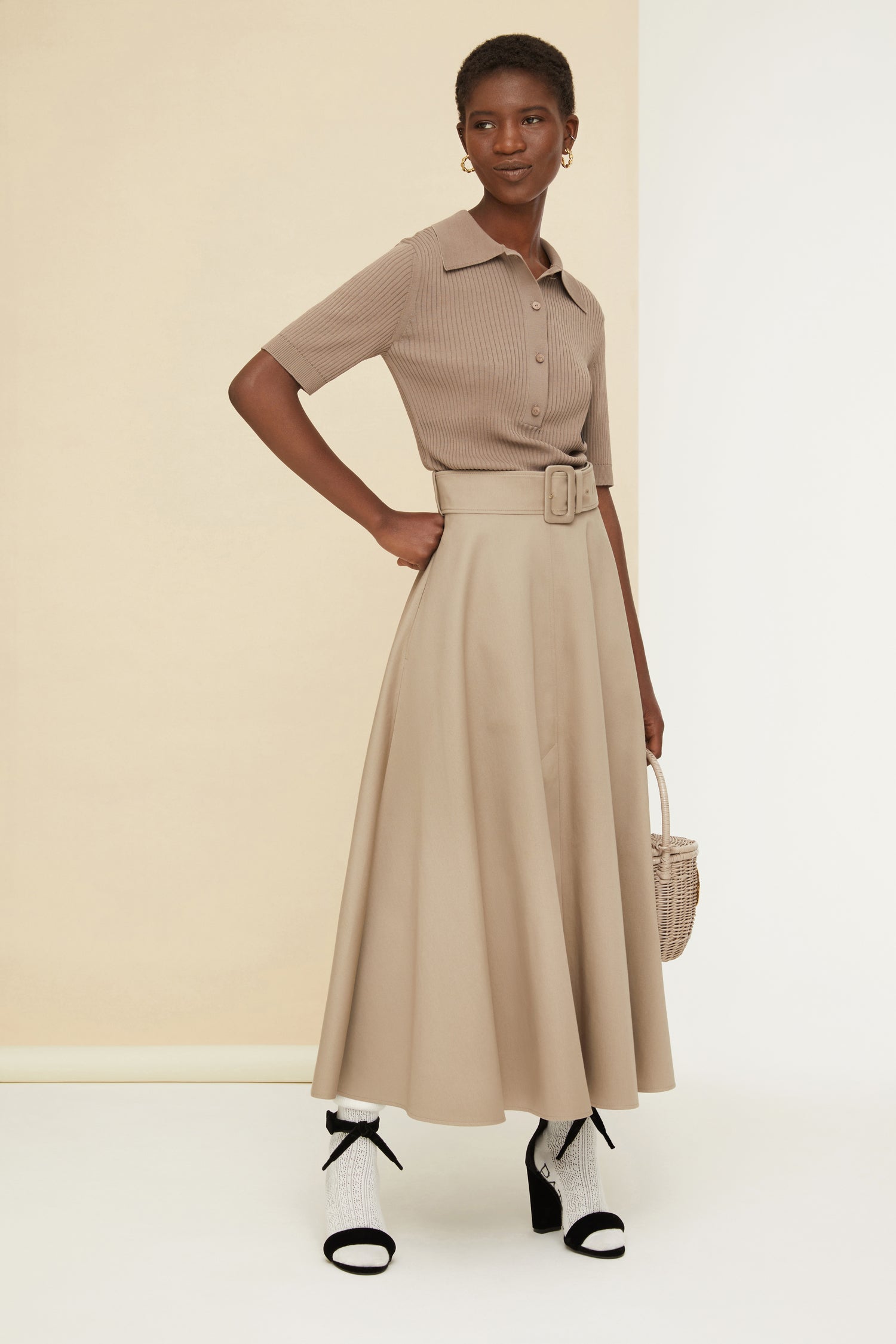 Patou - Maxi-Faltenrock aus Bio-Baumwolle mit Gürtel - Parchment - Ein langer Rock als fröhlicher Alltagsbegleiter – Alltag à la Patou. Rock aus Bio-Baumwolle in Pergament-Beige. Maxilänge. A-Linie. Hoch geschnitten. Breiter Stoffgürtel mit verstellbarer Schließe und aufgesticktem Patou Buchstabenlogo. Vollständig gefüttert.