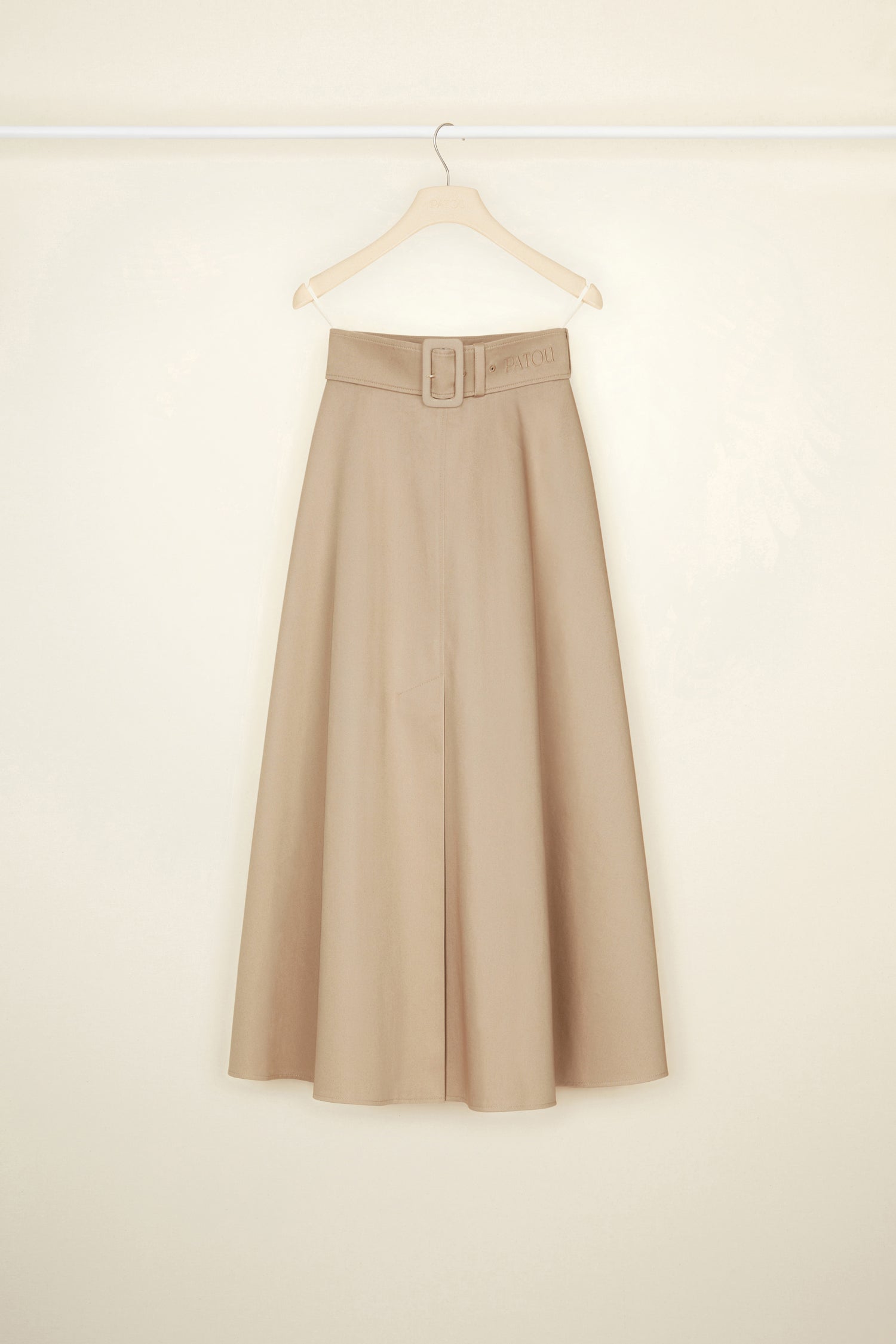 Patou - Maxi-Faltenrock aus Bio-Baumwolle mit Gürtel - Parchment - Ein langer Rock als fröhlicher Alltagsbegleiter – Alltag à la Patou. Rock aus Bio-Baumwolle in Pergament-Beige. Maxilänge. A-Linie. Hoch geschnitten. Breiter Stoffgürtel mit verstellbarer Schließe und aufgesticktem Patou Buchstabenlogo. Vollständig gefüttert.