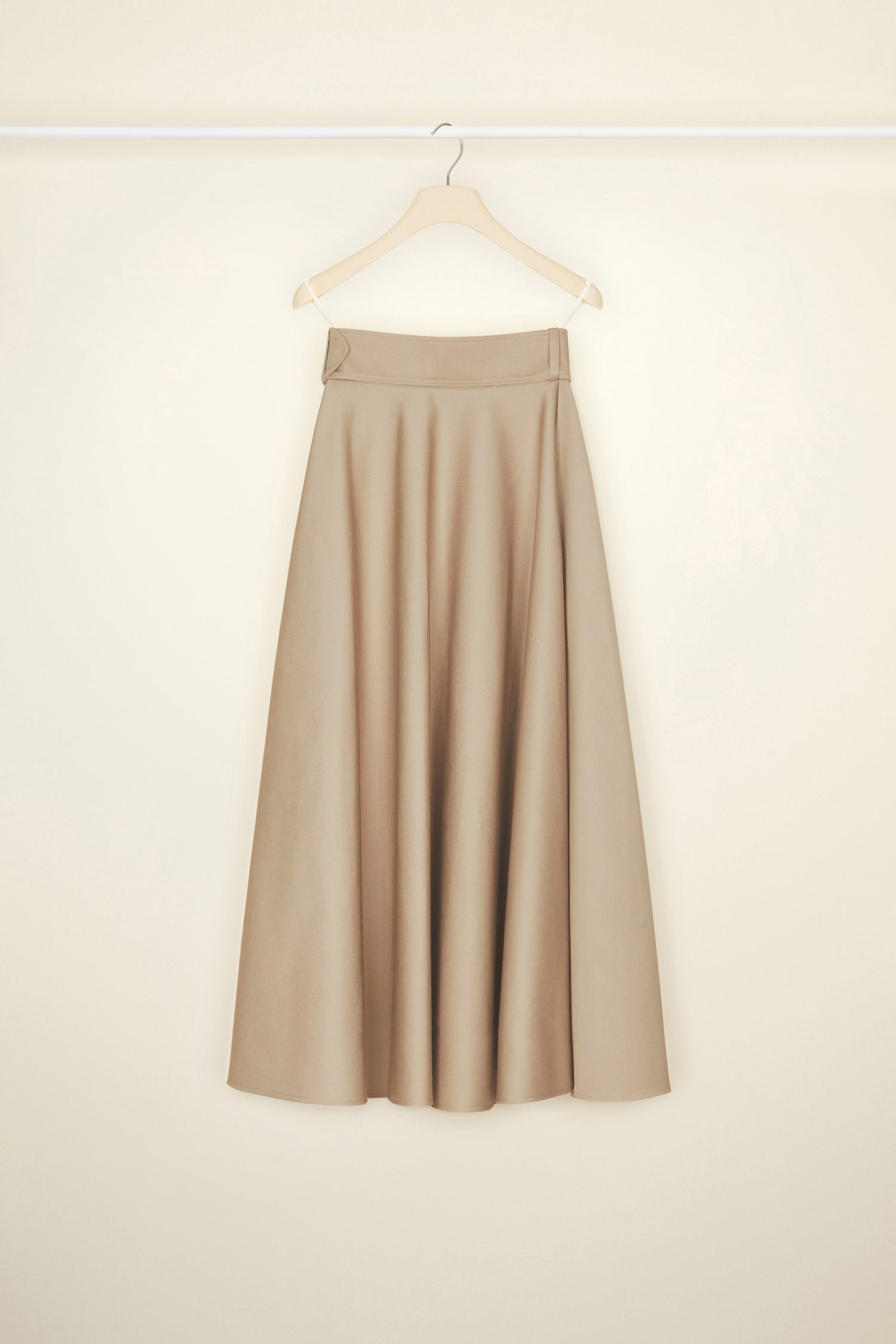 Patou - Maxi-Faltenrock aus Bio-Baumwolle mit Gürtel - Parchment - Ein langer Rock als fröhlicher Alltagsbegleiter – Alltag à la Patou. Rock aus Bio-Baumwolle in Pergament-Beige. Maxilänge. A-Linie. Hoch geschnitten. Breiter Stoffgürtel mit verstellbarer Schließe und aufgesticktem Patou Buchstabenlogo. Vollständig gefüttert.