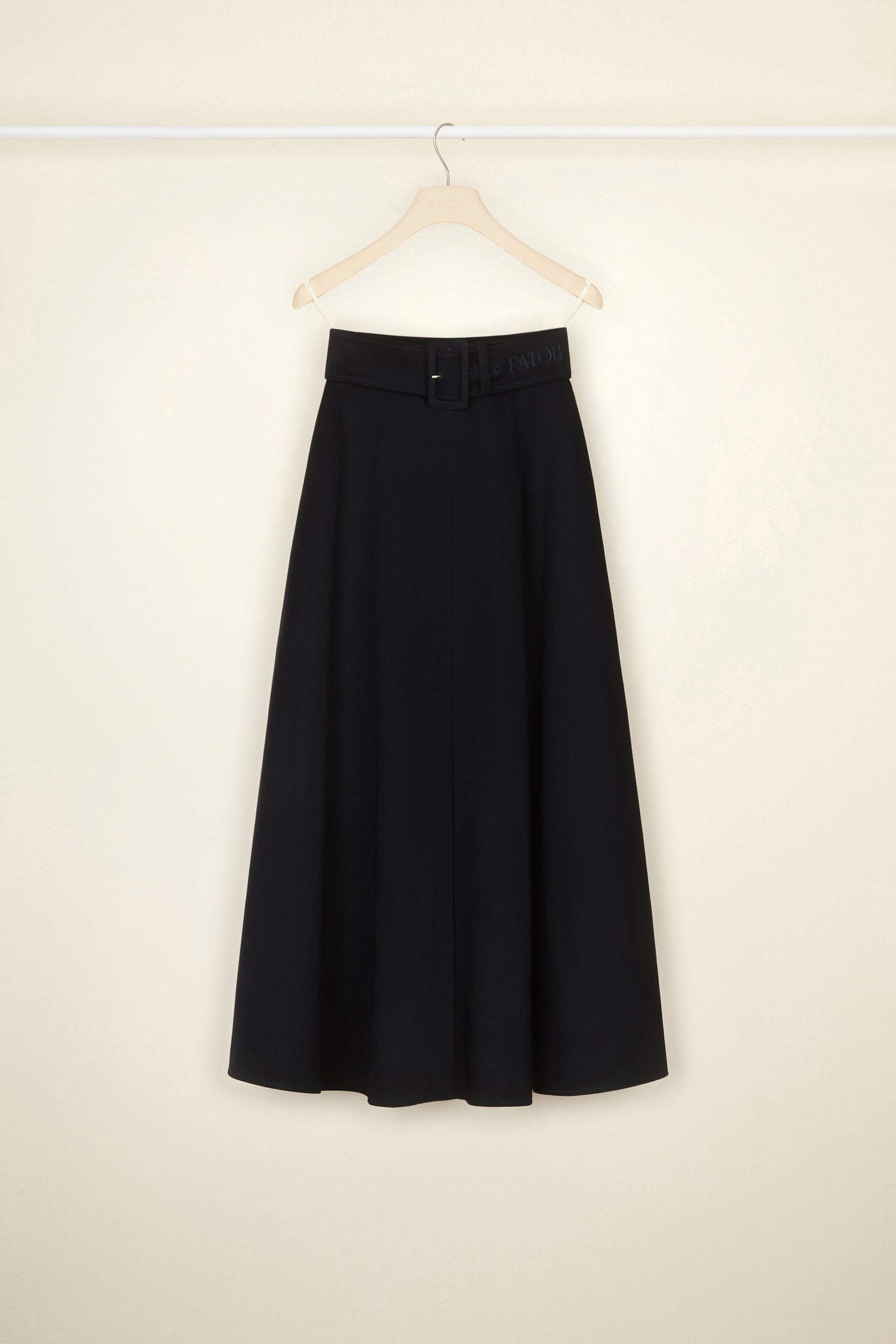 Patou - Gonna maxi con cintura in cotone bio - Night Blue - A tutto volume, per tutti i giorni.Gonna in cotone bio blu notte. Modello lungo. Vita alta. Cintura regolabile in vita con fibbia coperta di tessuto e logo Patou ricamato. Passanti per cintura. Interamente foderata.