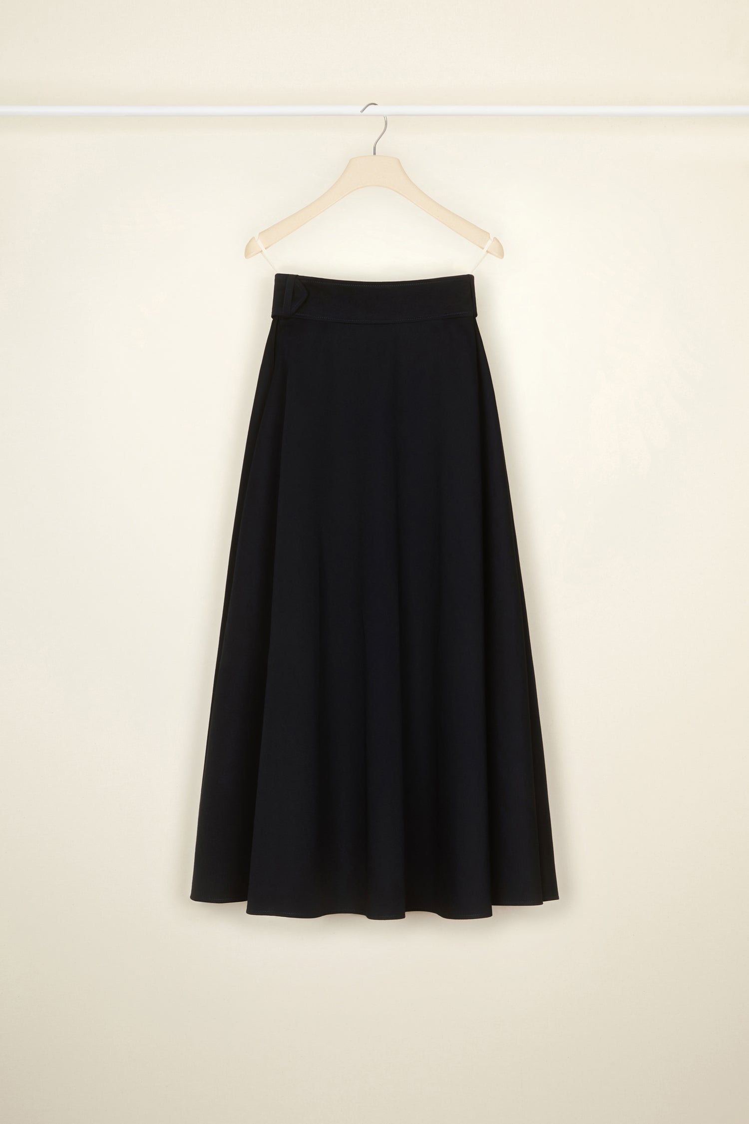Patou - Gonna maxi con cintura in cotone bio - Night Blue - A tutto volume, per tutti i giorni.Gonna in cotone bio blu notte. Modello lungo. Vita alta. Cintura regolabile in vita con fibbia coperta di tessuto e logo Patou ricamato. Passanti per cintura. Interamente foderata.