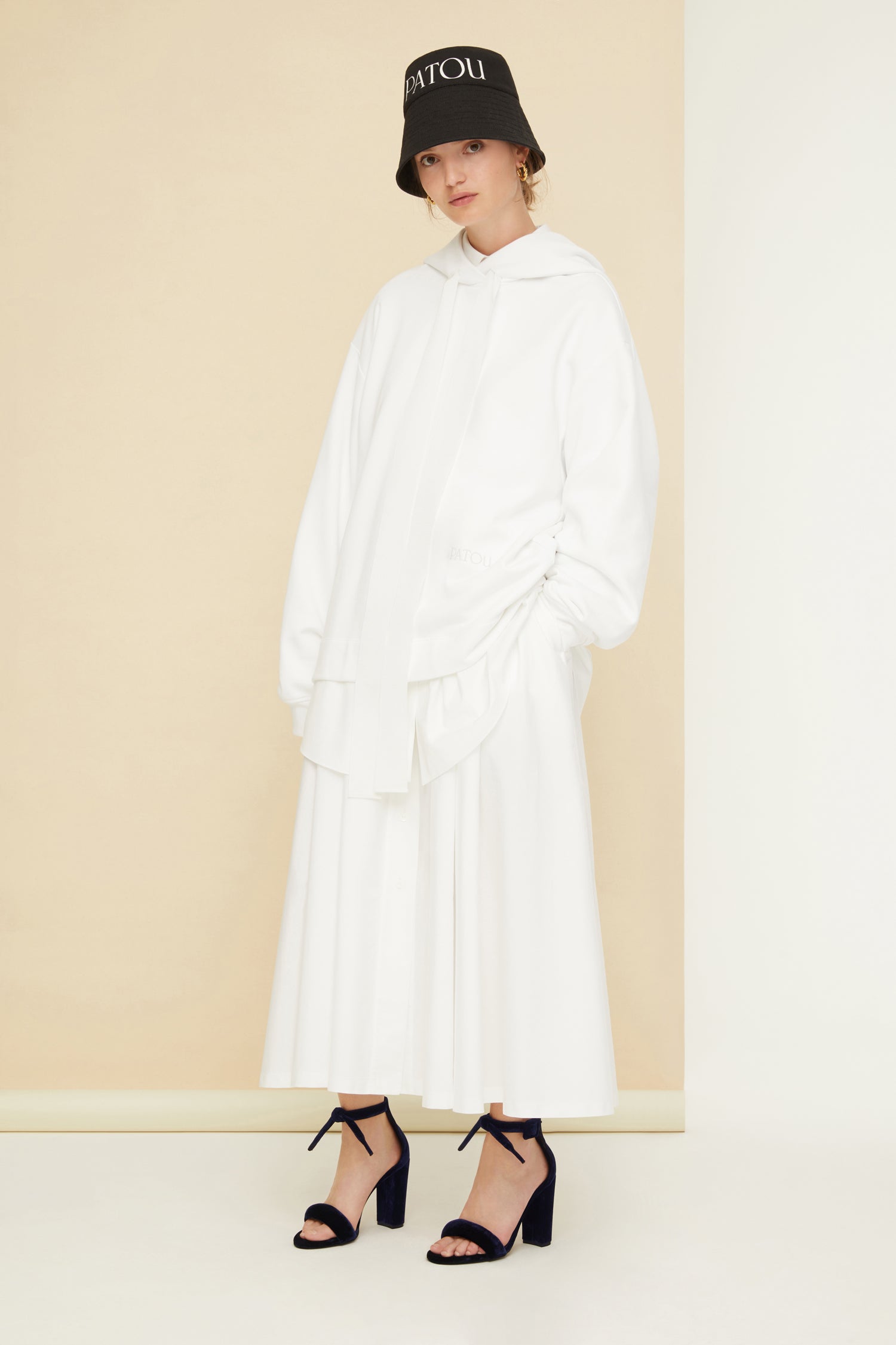 Patou - 오가닉 코튼 버튼드 맥시 스커트 - White - 캐주얼한 스타일, 한껏 멋지게 꾸민 스타일 등 다양한 연출이 가능한 풀 볼륨 스커트. 화이트 컬러의 오가닉 코튼 소재. 맥시 기장. 허리 부분의 버튼 2개. 앞면의 버튼 여밈.