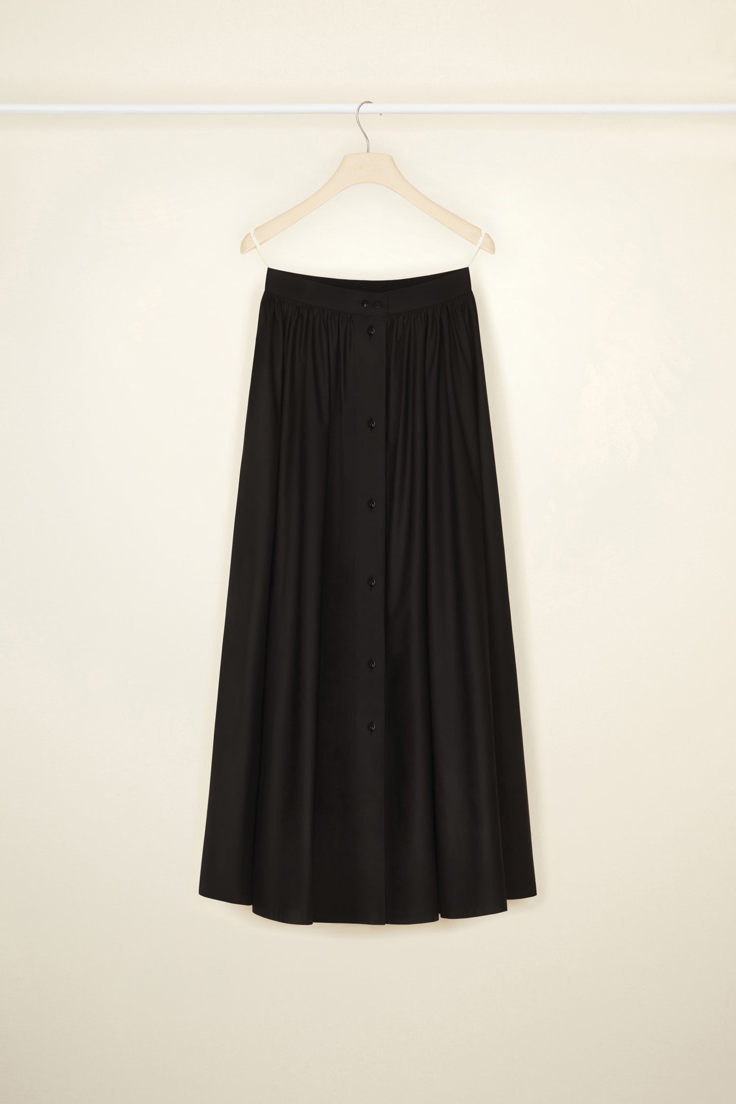 Patou - Geknöpfter Maxi-Faltenrock aus Bio-Baumwolle - Black - Ob lässig oder elegant gestylt: Dieser voluminöse Rock steckt voller Ideen. Rock aus Bio-Baumwolle in Schwarz. Maxilänge. Zwei Knöpfe an der Taille. Vorne durchgehend geknöpft.