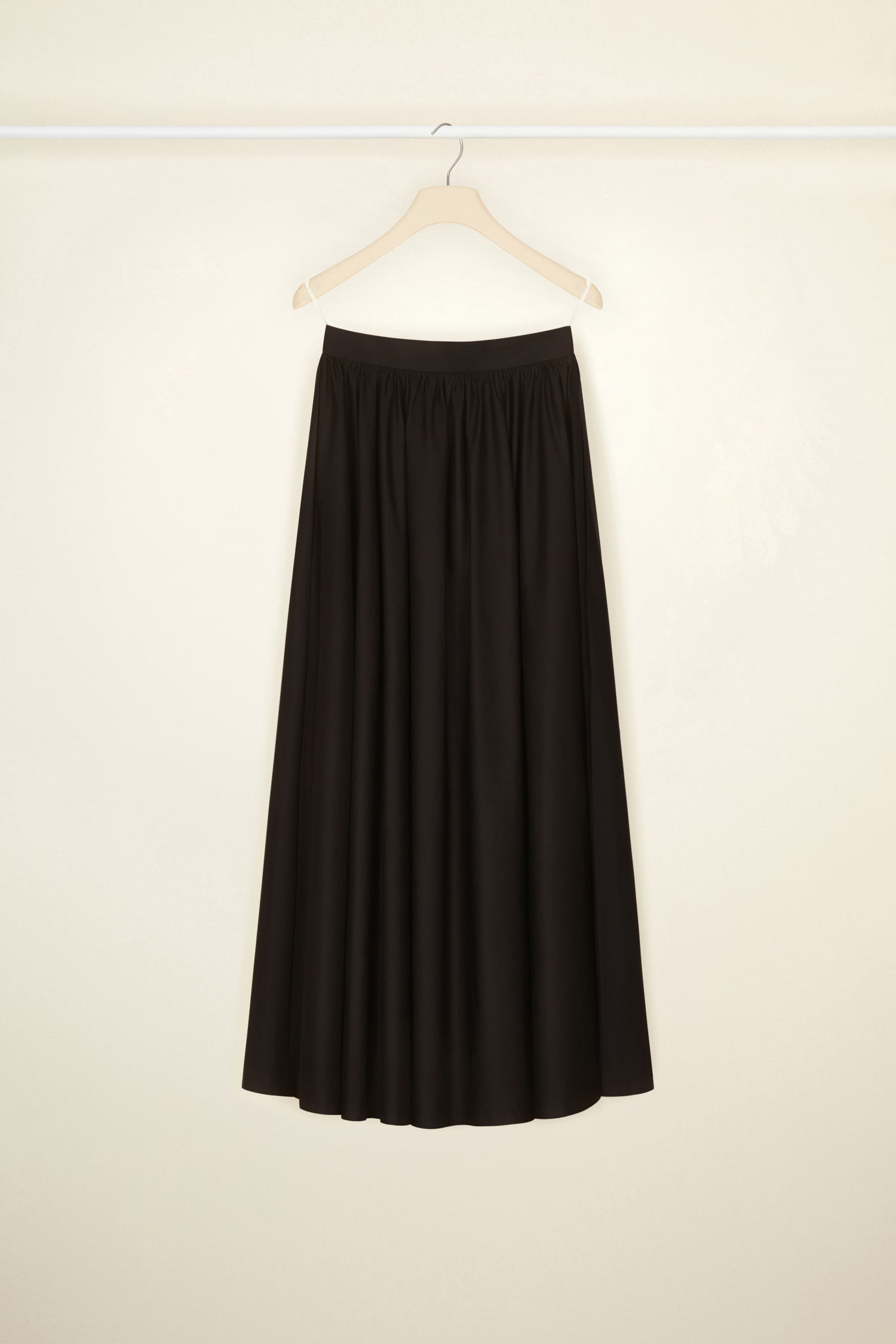 Patou - Geknöpfter Maxi-Faltenrock aus Bio-Baumwolle - Black - Ob lässig oder elegant gestylt: Dieser voluminöse Rock steckt voller Ideen. Rock aus Bio-Baumwolle in Schwarz. Maxilänge. Zwei Knöpfe an der Taille. Vorne durchgehend geknöpft.