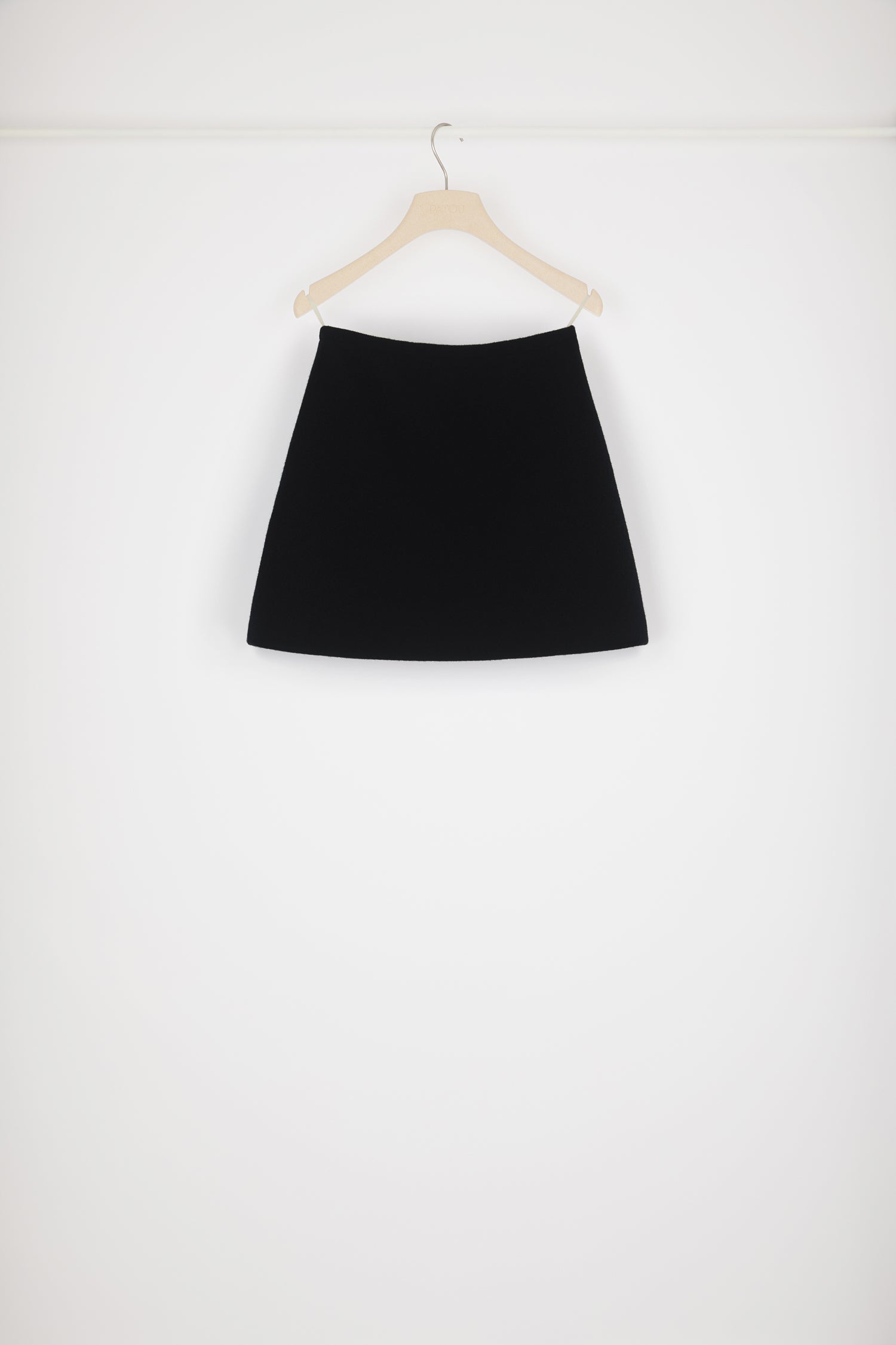 Patou - Minirock aus Doubleface-Wolle - Black - Schlicht, aber niemals langweilig: Patou für den Alltag.Rock aus Doubleface-Wolle in Schwarz. Kurz geschnitten. Reißverschluss hinten.