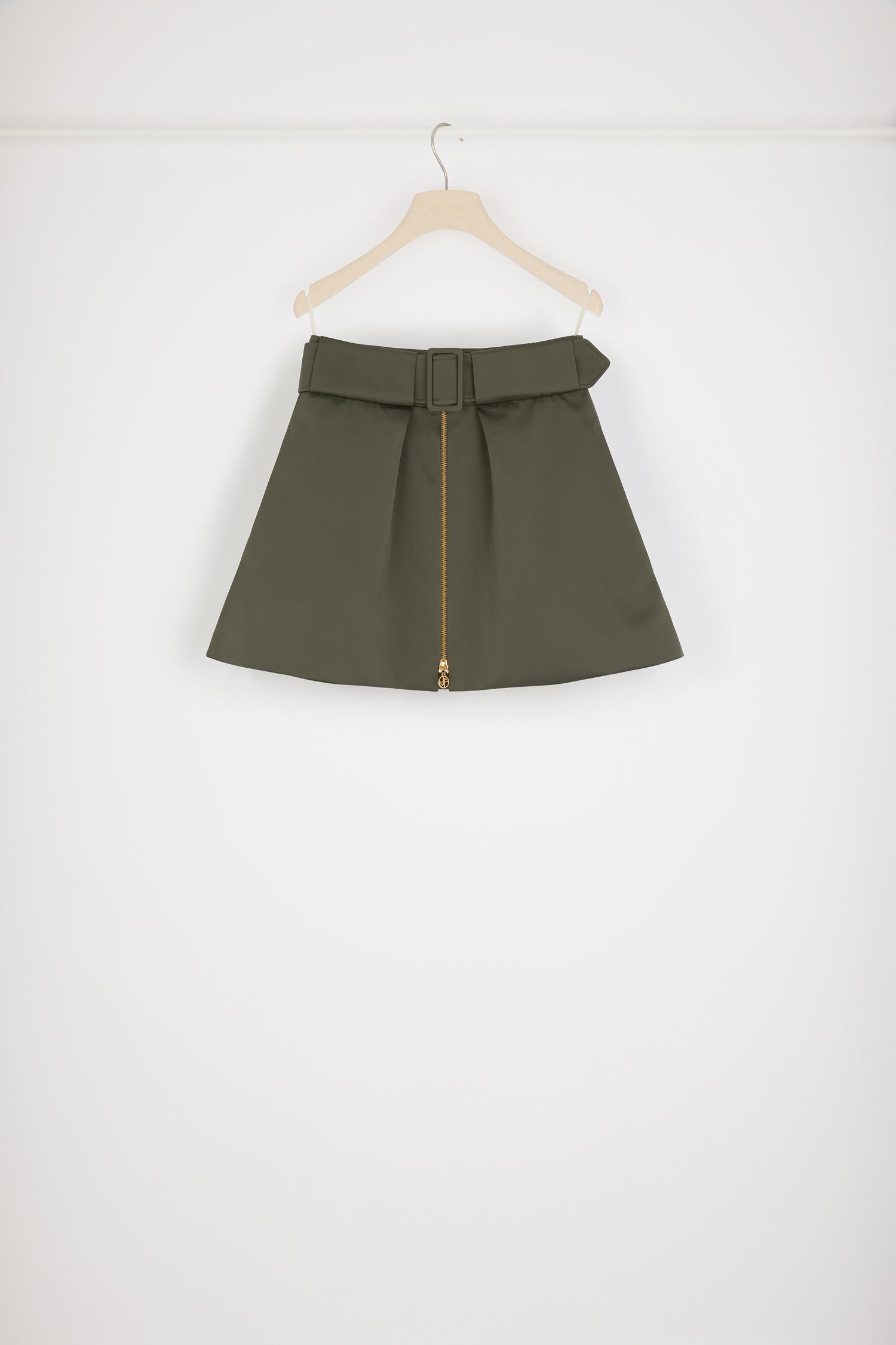 Patou - Minigonna con zip in raso riciclato - Khaki Green - Lo zip JP fa luccicare il raso.Gonna in raso riciclato verde militare. Modello corto. Silhouette svasata. Zip oro sul davanti con dettaglio JP ispirato agli archivi Jean Patou. Cintura in tessuto parzialmente nascosta. Pieghe sul davanti. Tasche ai lati.