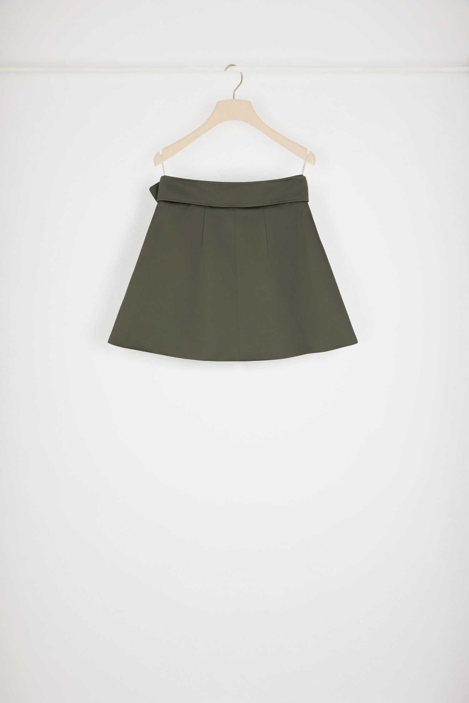 Patou - Minigonna con zip in raso riciclato - Khaki Green - Lo zip JP fa luccicare il raso.Gonna in raso riciclato verde militare. Modello corto. Silhouette svasata. Zip oro sul davanti con dettaglio JP ispirato agli archivi Jean Patou. Cintura in tessuto parzialmente nascosta. Pieghe sul davanti. Tasche ai lati.