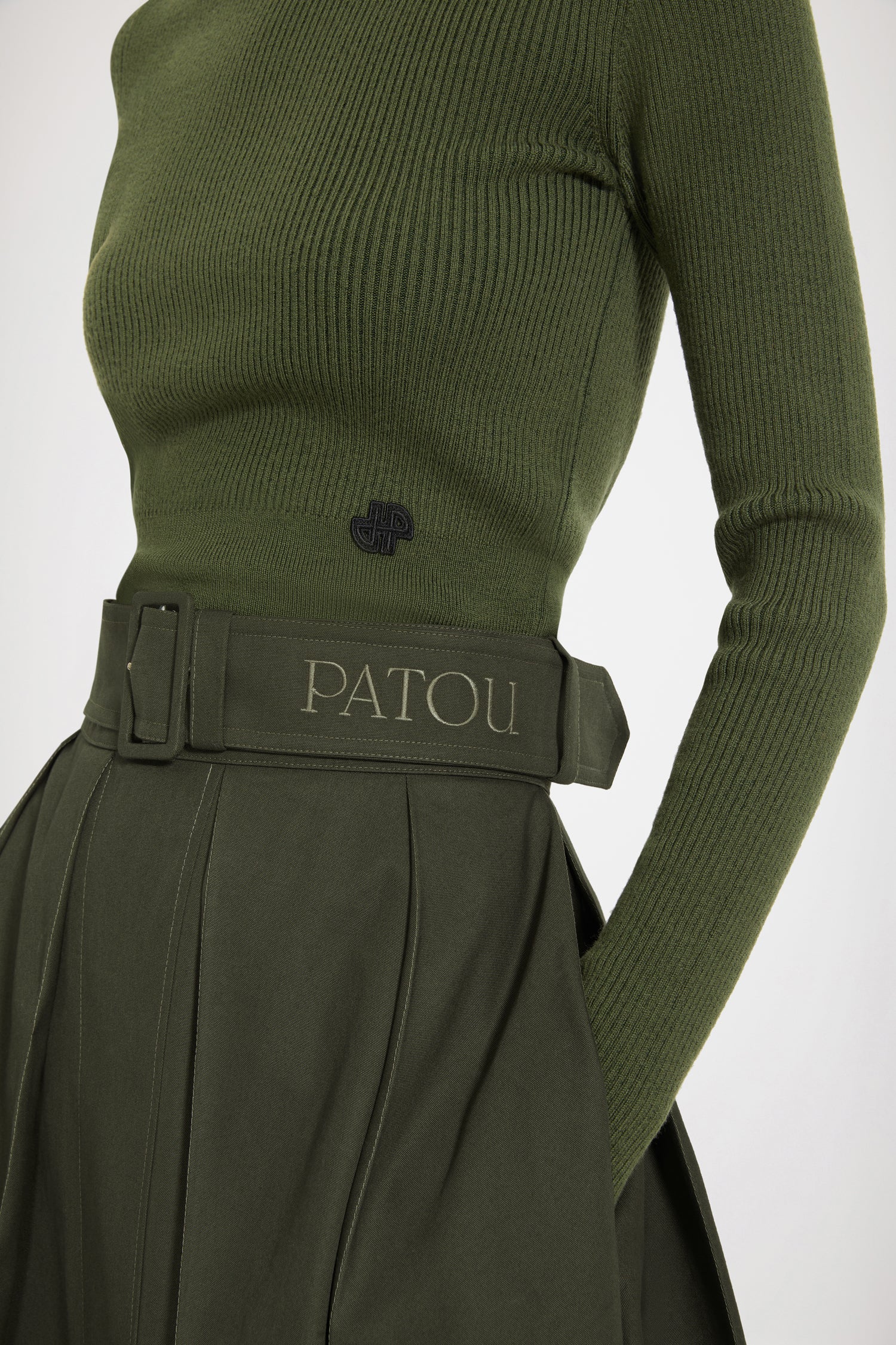 Patou - Pleated maxi skirt in organic cotton - Winter Moss - Patou pleats, a daytime sensation!Winter Moss green organic cotton canvas skirt. Maxi length. High waist. Adjustable belt at the waist with belt loops and embroidered Patou logo. Zip fastening at the back. Box pleats. Pockets at the sides.