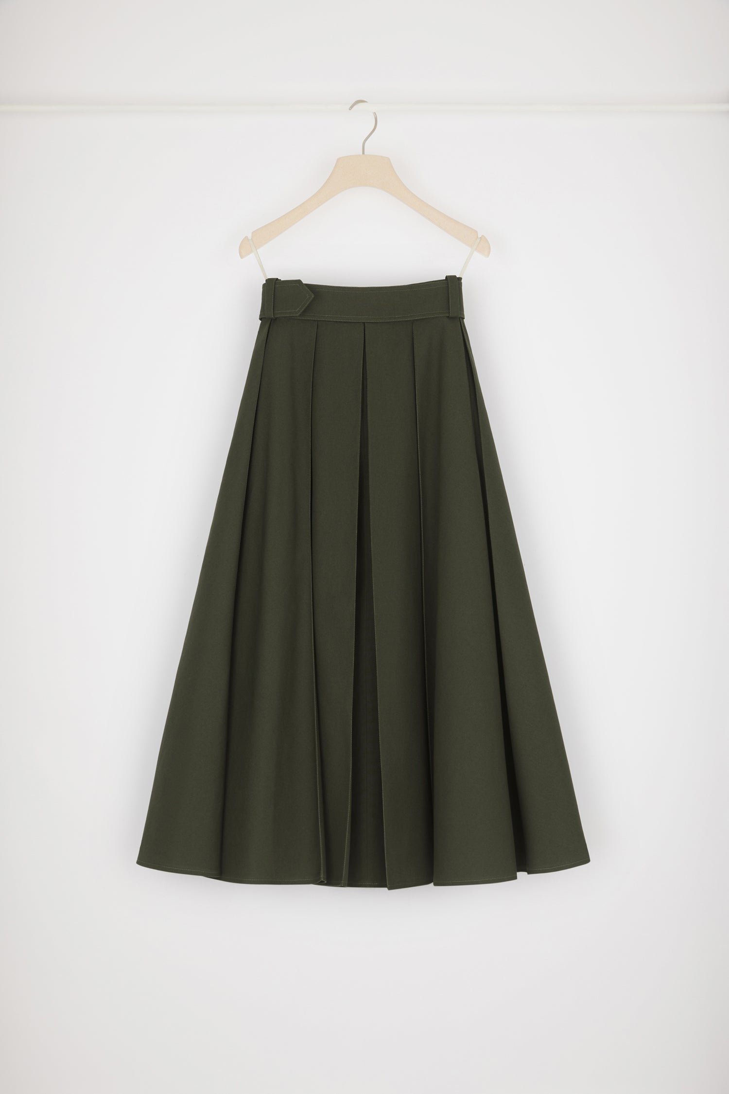 Patou - Pleated maxi skirt in organic cotton - Winter Moss - Patou pleats, a daytime sensation!Winter Moss green organic cotton canvas skirt. Maxi length. High waist. Adjustable belt at the waist with belt loops and embroidered Patou logo. Zip fastening at the back. Box pleats. Pockets at the sides.