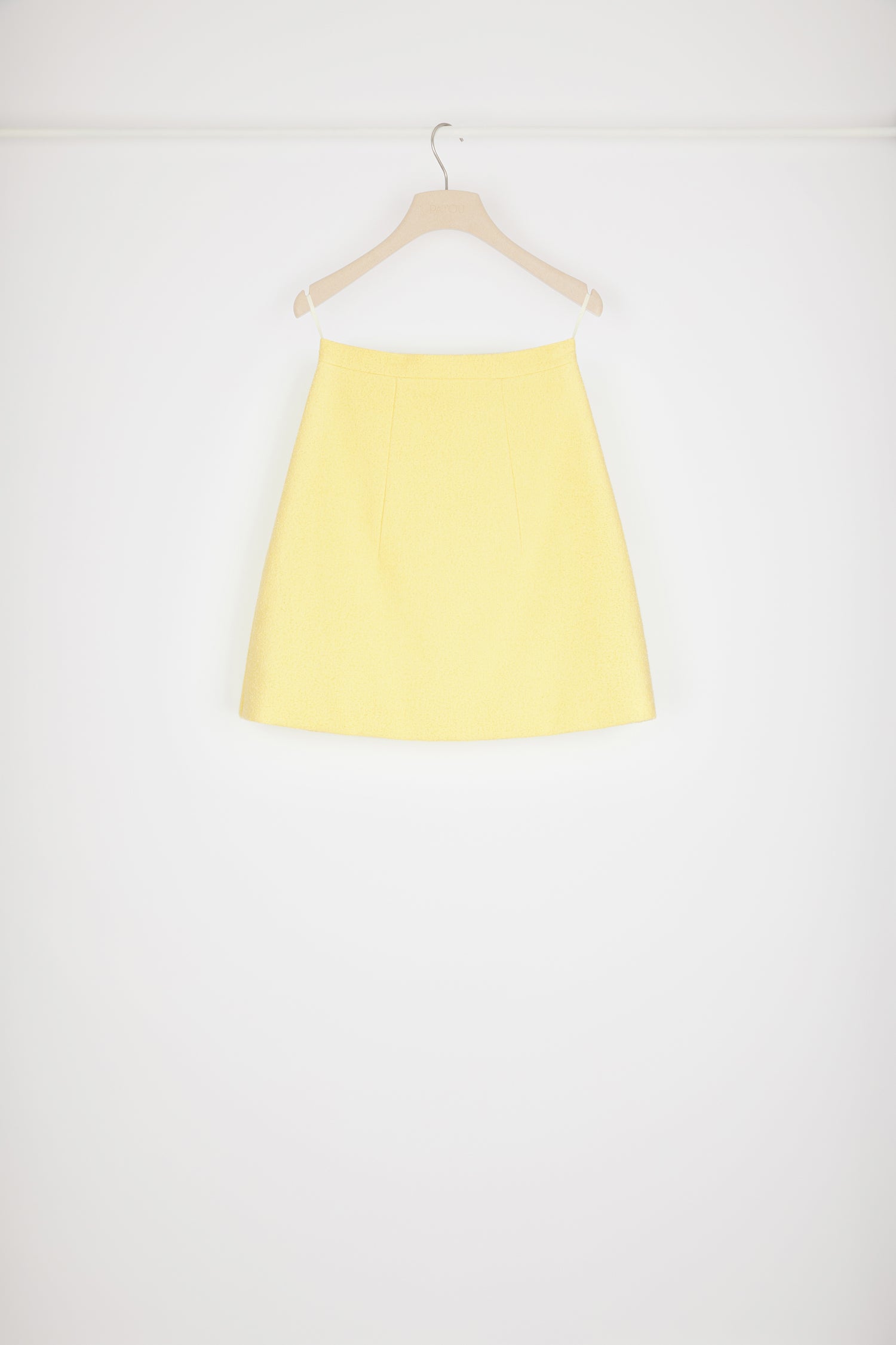 Patou - コットン混紡ツイード製Aラインミニスカート - Mimosa - Aラインの「A」dorable(愛らしい)シルエット。ミモザイエローカラーのオーガニックコットン混紡ツイード製のスカート。ショート丈。Aラインシルエット。フロントとバックにダーツ。バックに開閉ファスナー。Spring-Summer 2023 Show - Look #16