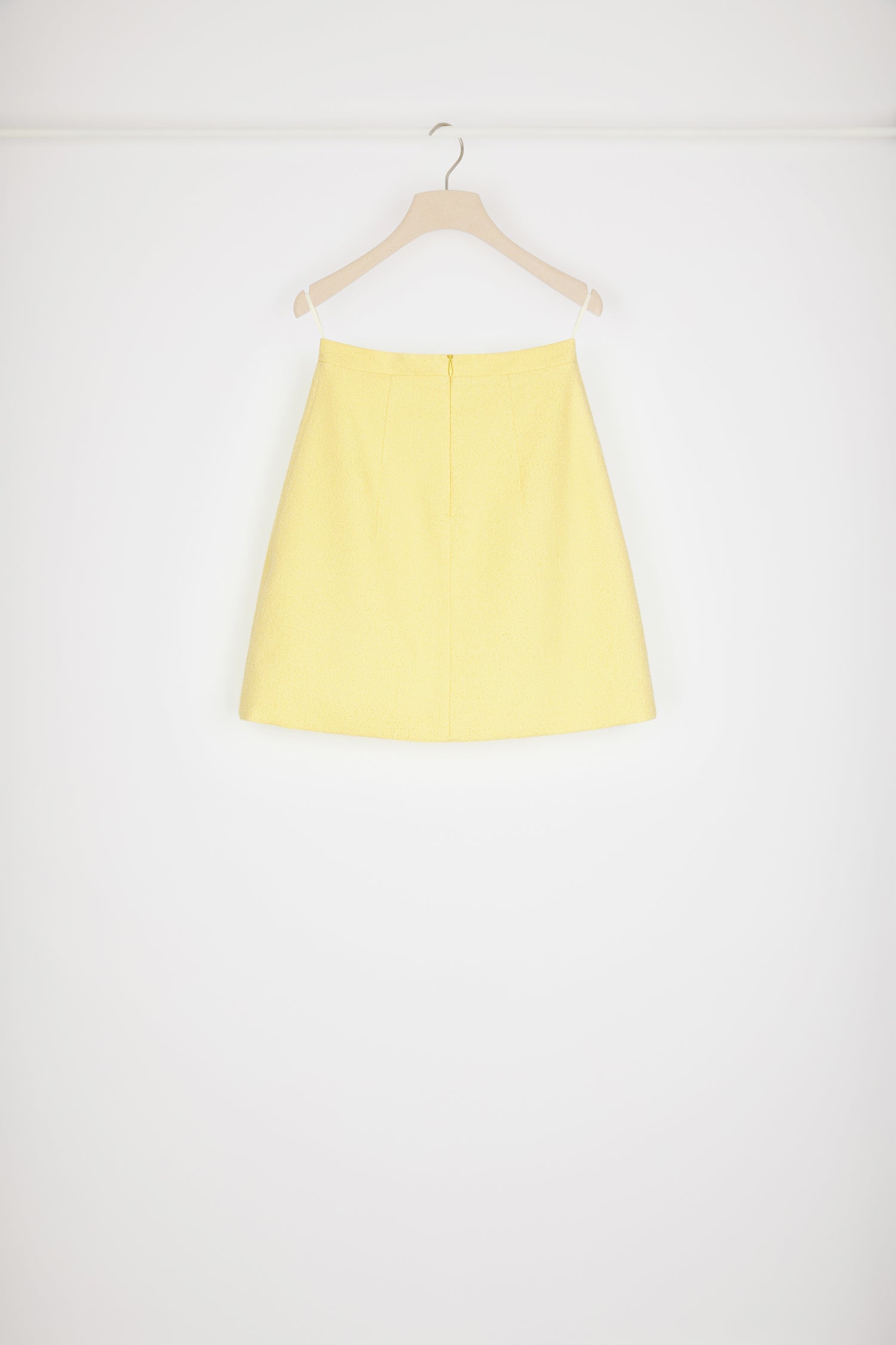 Patou - コットン混紡ツイード製Aラインミニスカート - Mimosa - Aラインの「A」dorable(愛らしい)シルエット。ミモザイエローカラーのオーガニックコットン混紡ツイード製のスカート。ショート丈。Aラインシルエット。フロントとバックにダーツ。バックに開閉ファスナー。Spring-Summer 2023 Show - Look #16