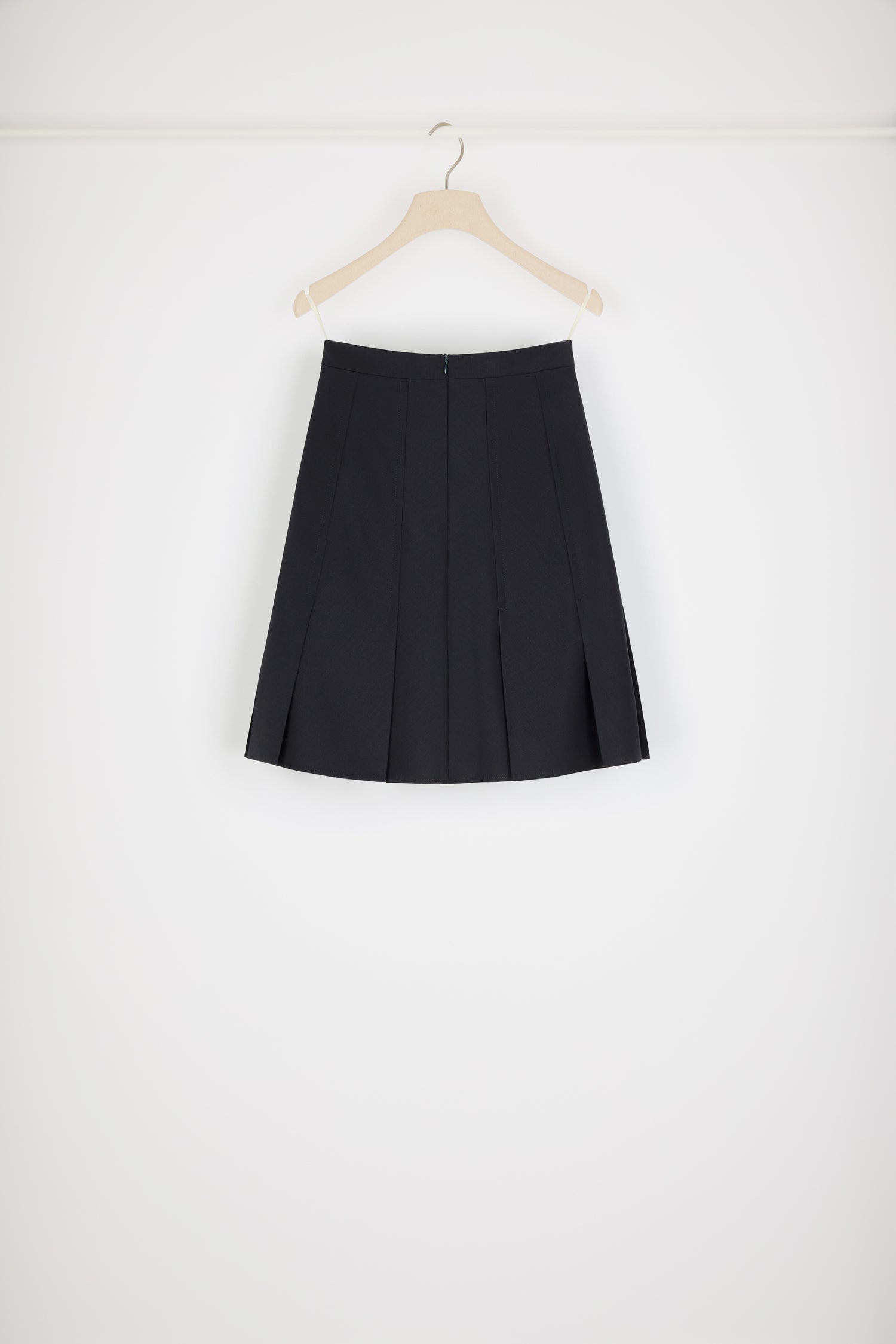 Patou - High-waisted pleated skirt in Merino wool - Night Blue - The pleated skirt reaches new heights.Night blue Merino wool skirt. High waist. Wide box pleats. Zip fastening at the back. Fully lined