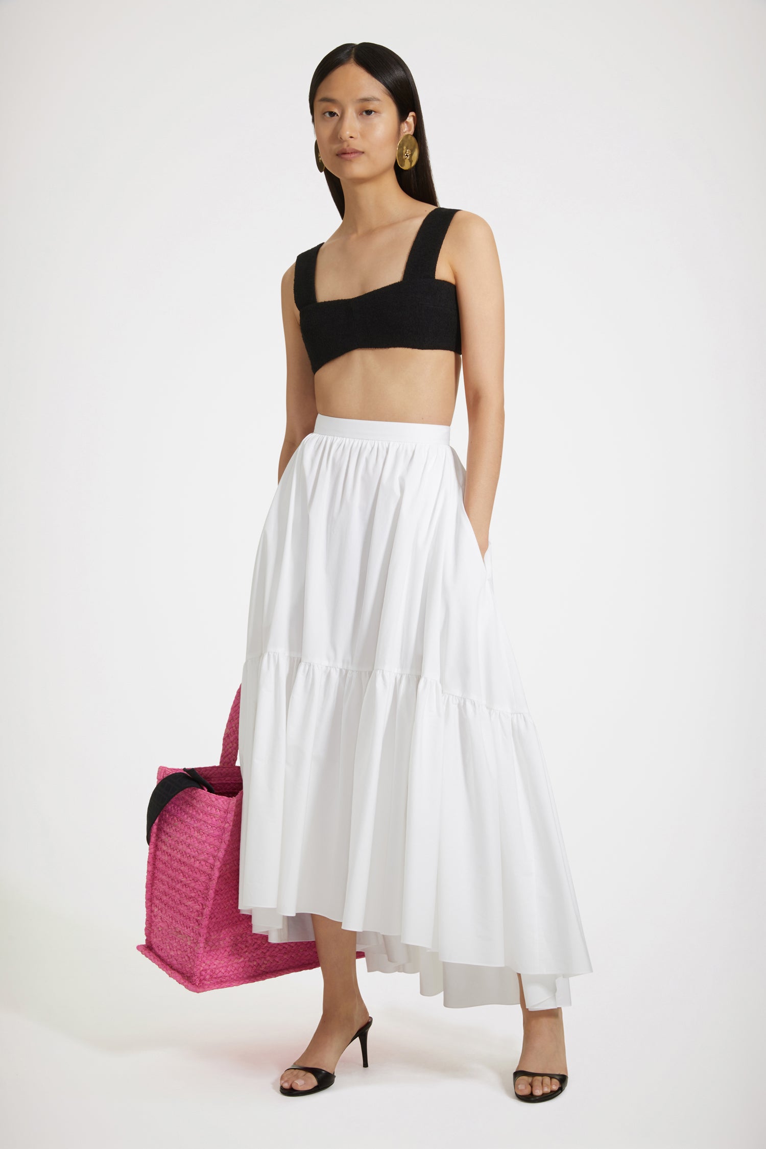 Patou - Jupe longue à volants en coton bio - White - La jupe prend de l'ampleur et de la longueur. Jupe en popeline de coton bio blanc. Coupe longue. Construction à volants. Silhouette asymétrique qui est plus longue à l'arrière. Taille haute. Fermeture par zip. Poches sur les côtés.
