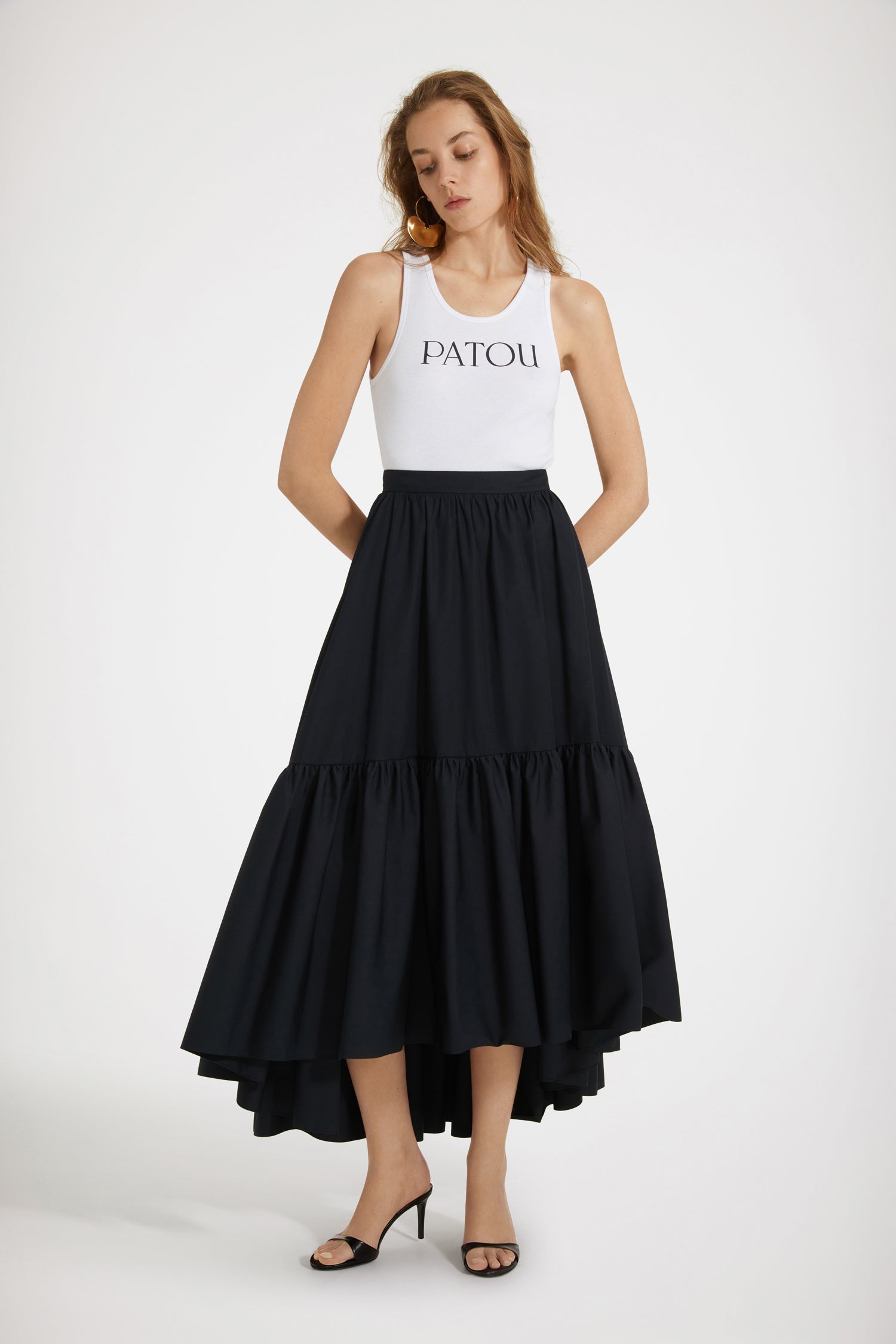 Patou - Maxi-Stufenrock aus Bio-Baumwolle - Total Eclipse - Je weiter der Rock, desto größer die Patou Perfektion.Rock aus Bio-Baumwollpopeline in Sonnenfinsternis-Schwarz. Maxi-Länge. Gestufte Silhouette. Asymmetrischer Schnitt mit längerem Rückenteil. Hoher Taillenbund. Reißverschluss. Seitentaschen.