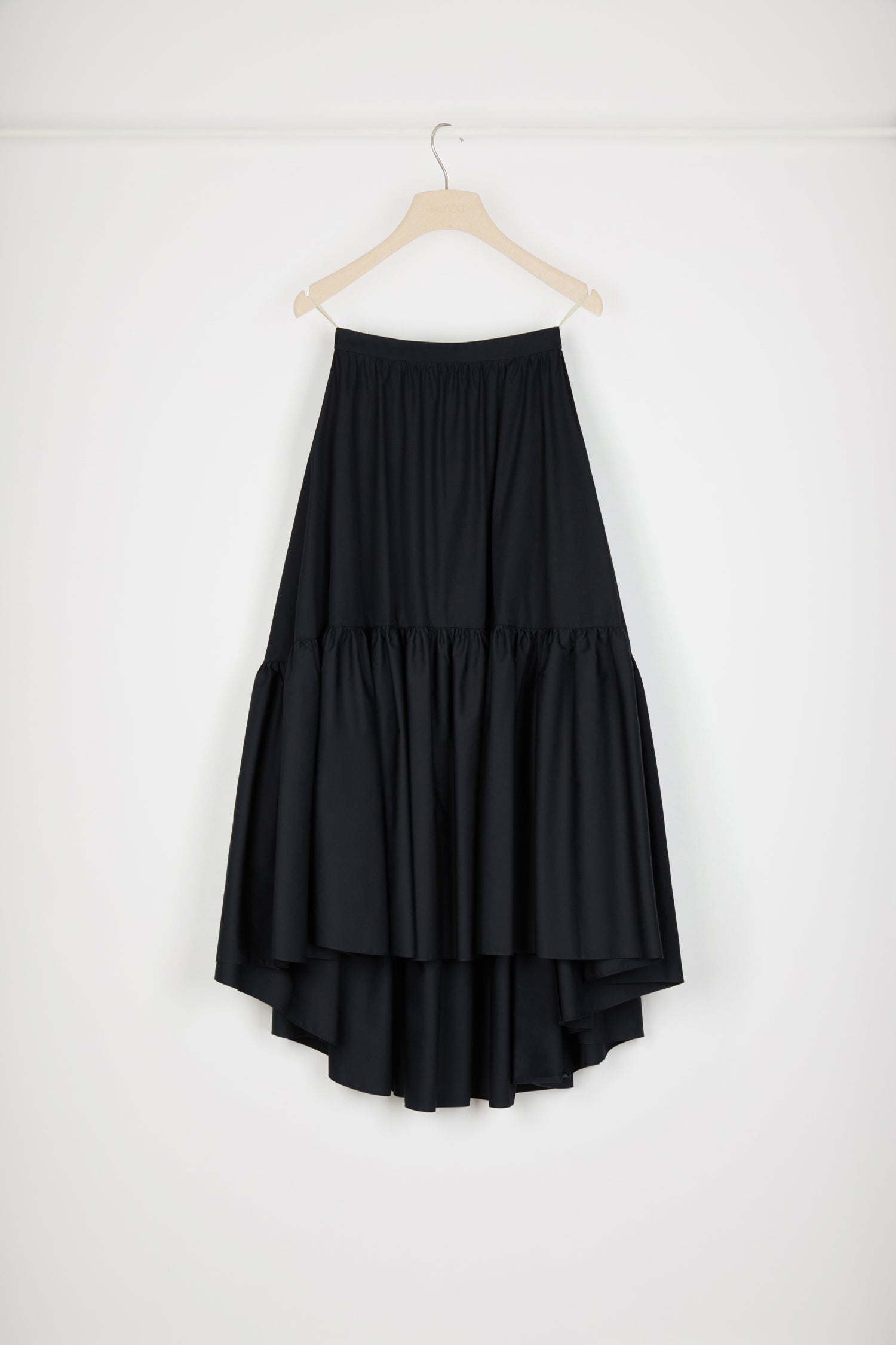 Patou - Maxi-Stufenrock aus Bio-Baumwolle - Total Eclipse - Je weiter der Rock, desto größer die Patou Perfektion.Rock aus Bio-Baumwollpopeline in Sonnenfinsternis-Schwarz. Maxi-Länge. Gestufte Silhouette. Asymmetrischer Schnitt mit längerem Rückenteil. Hoher Taillenbund. Reißverschluss. Seitentaschen.