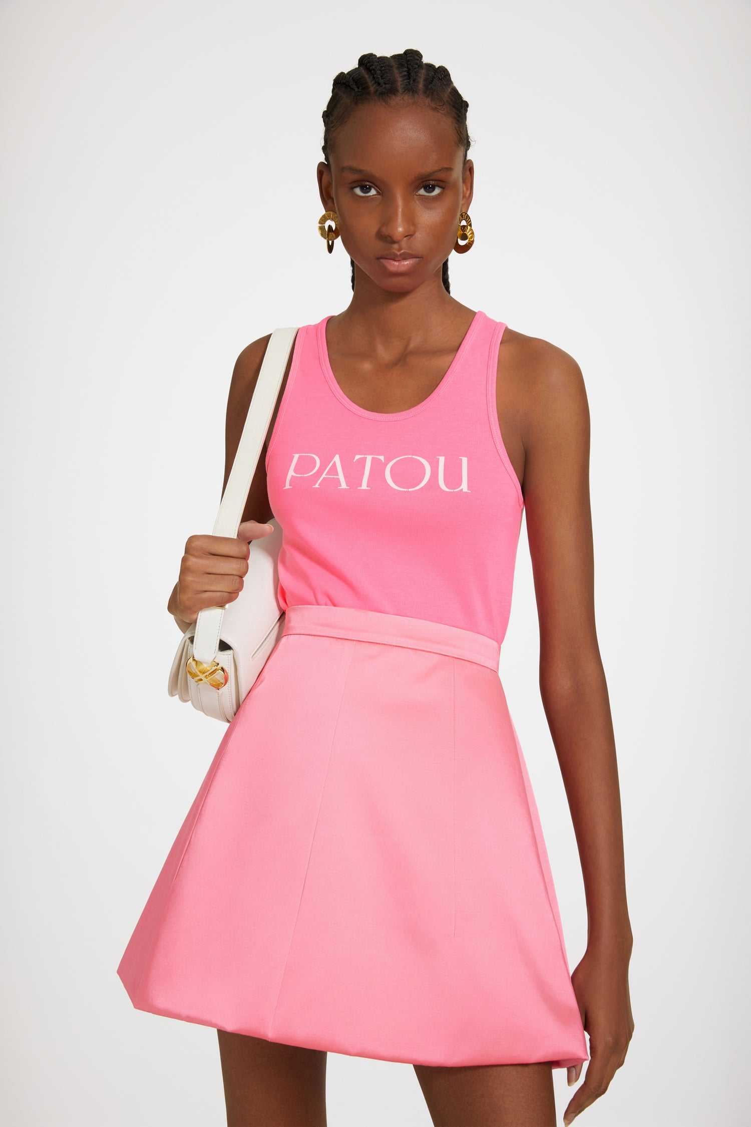 Patou - コットン混紡サテン製ミニスカート - Camelia Pink - 甘やかで輝かしいスタイルを演出するパトゥのサテン製ミニスカート。カメリアピンクカラーのコットン混紡サテン地のスカート。ショート丈。ハイウエスト。バックにファスナー。折りたたみ式のヘム。